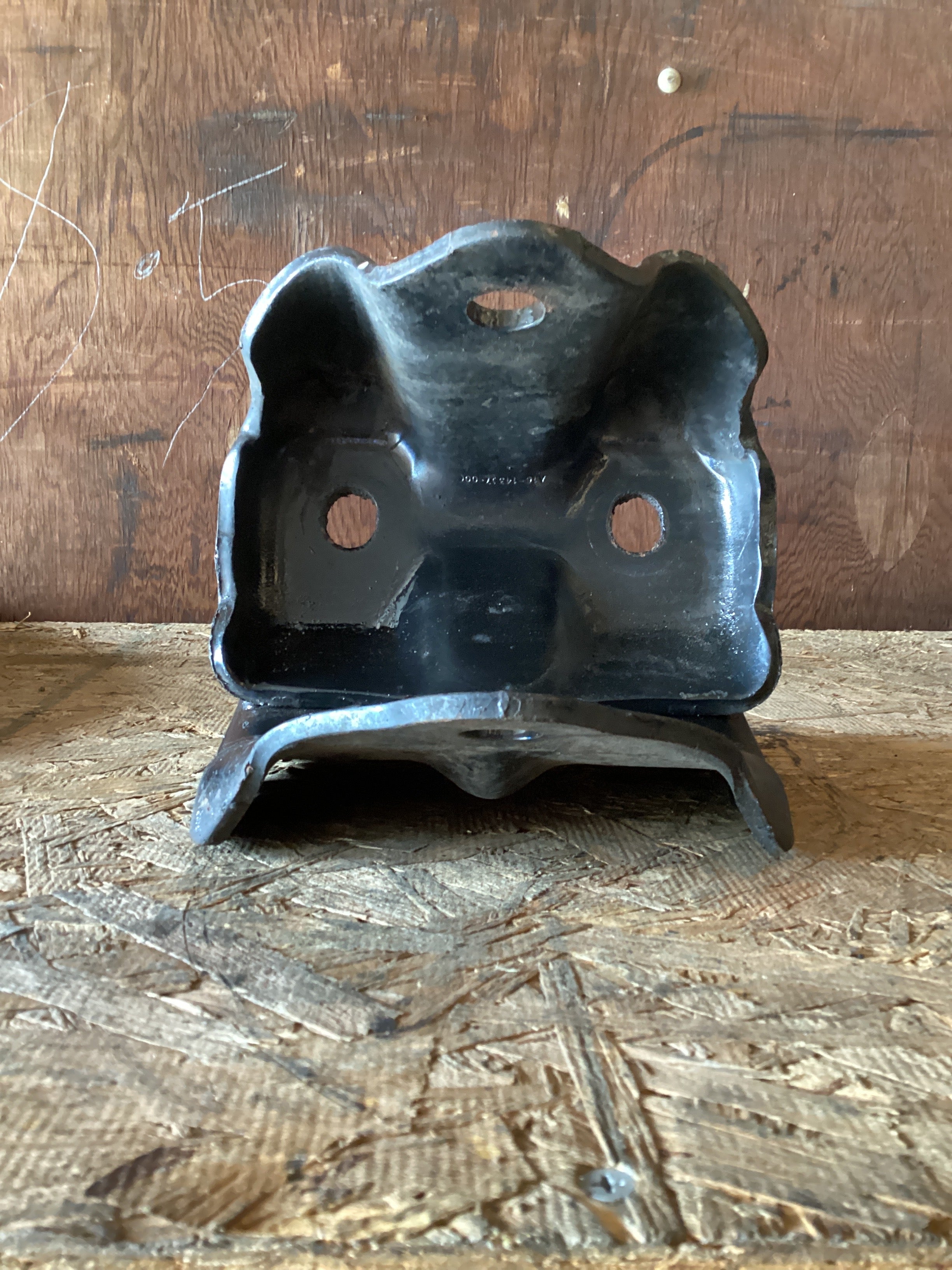 USED | FRONT LEAF SPRING HANGER FREIGHTLINER | SKU950