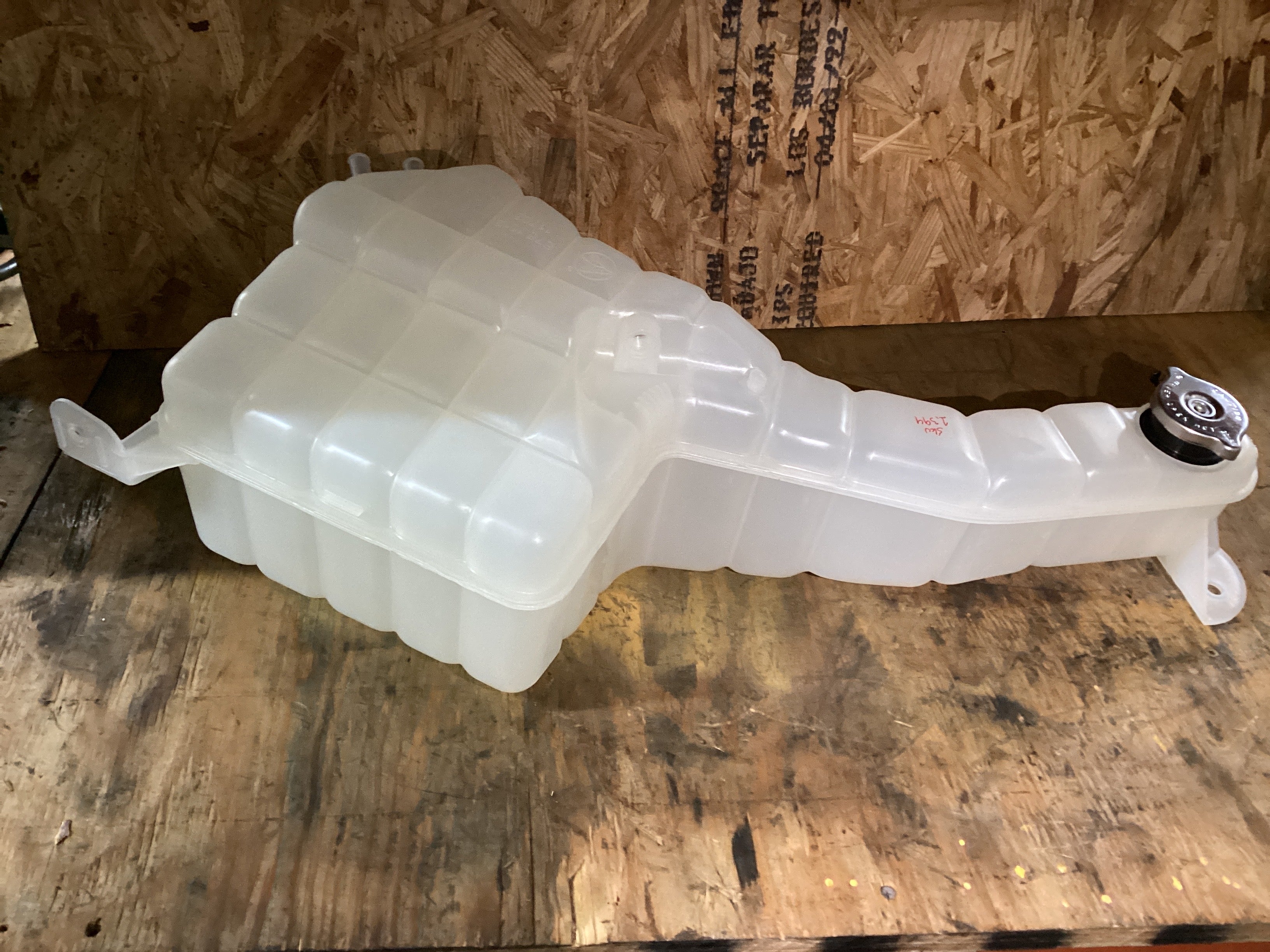 NEW | COOLANT RESERVOIR TANK FREIGHTLINER M2 2005 / 2011 | SKU1,394