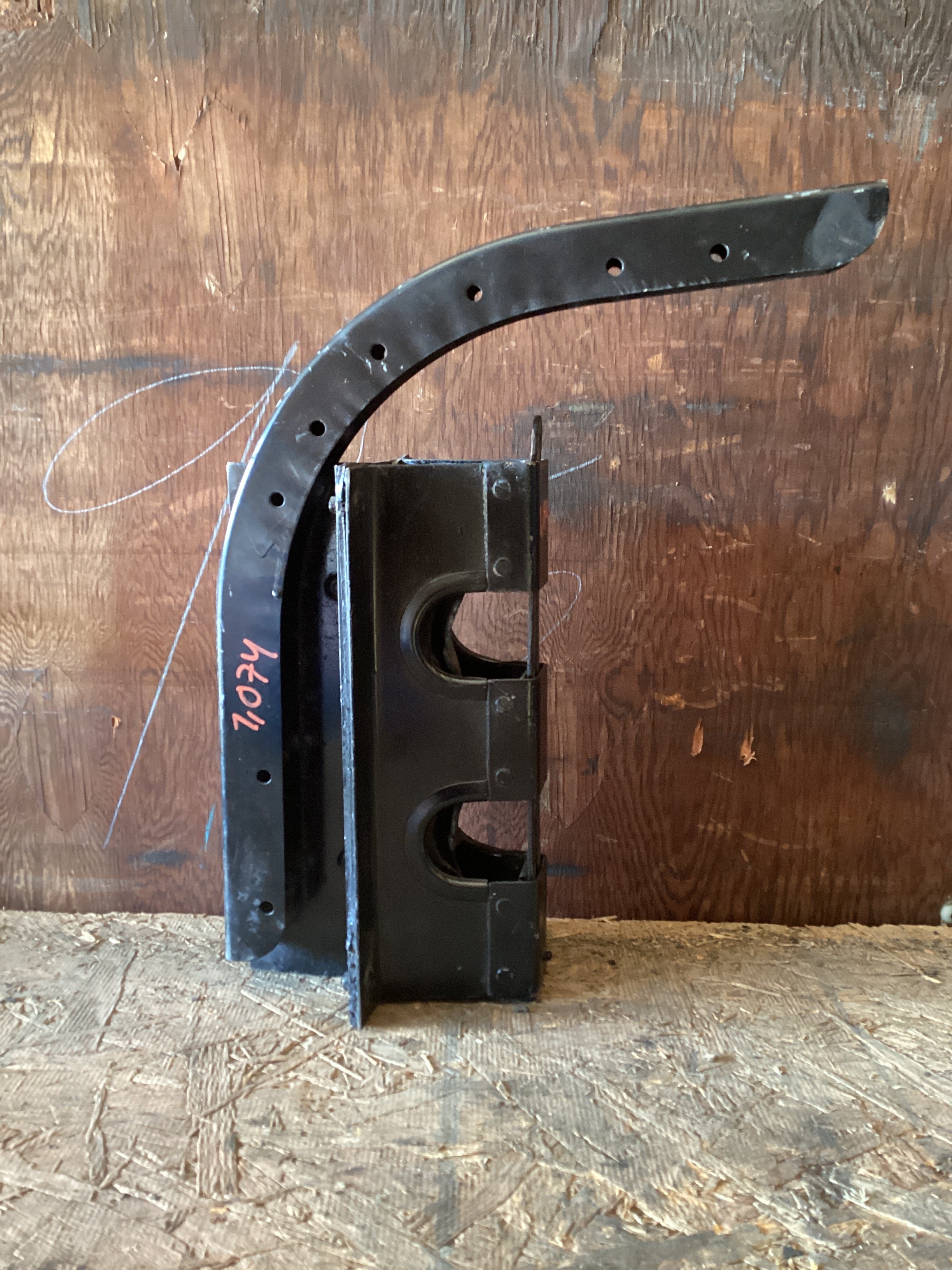 USED | CAB EXTENDER FAIRING BRACKET ASSY FREIGHTLINER | 1,074
