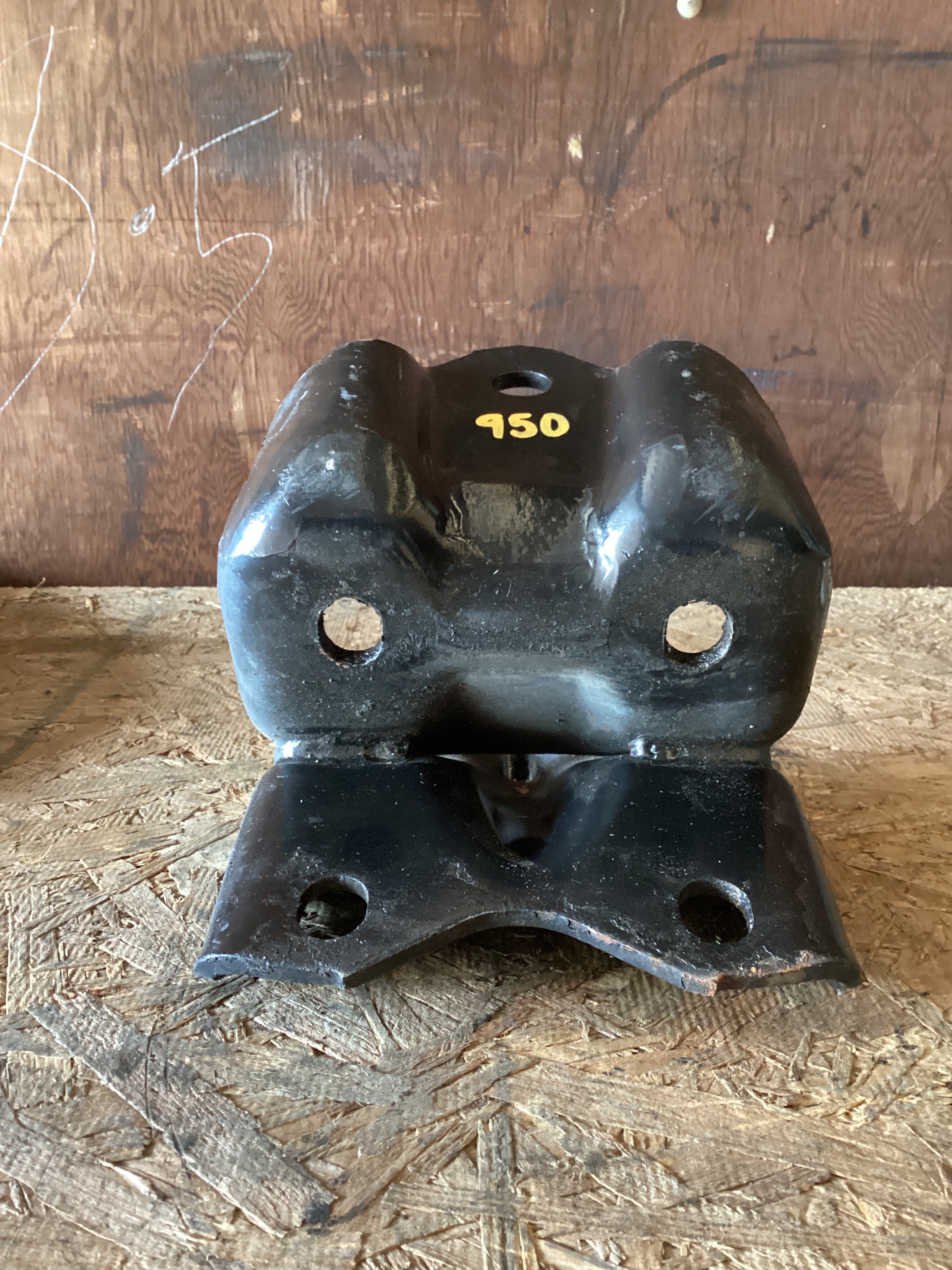 USED | FRONT LEAF SPRING HANGER FREIGHTLINER | SKU950
