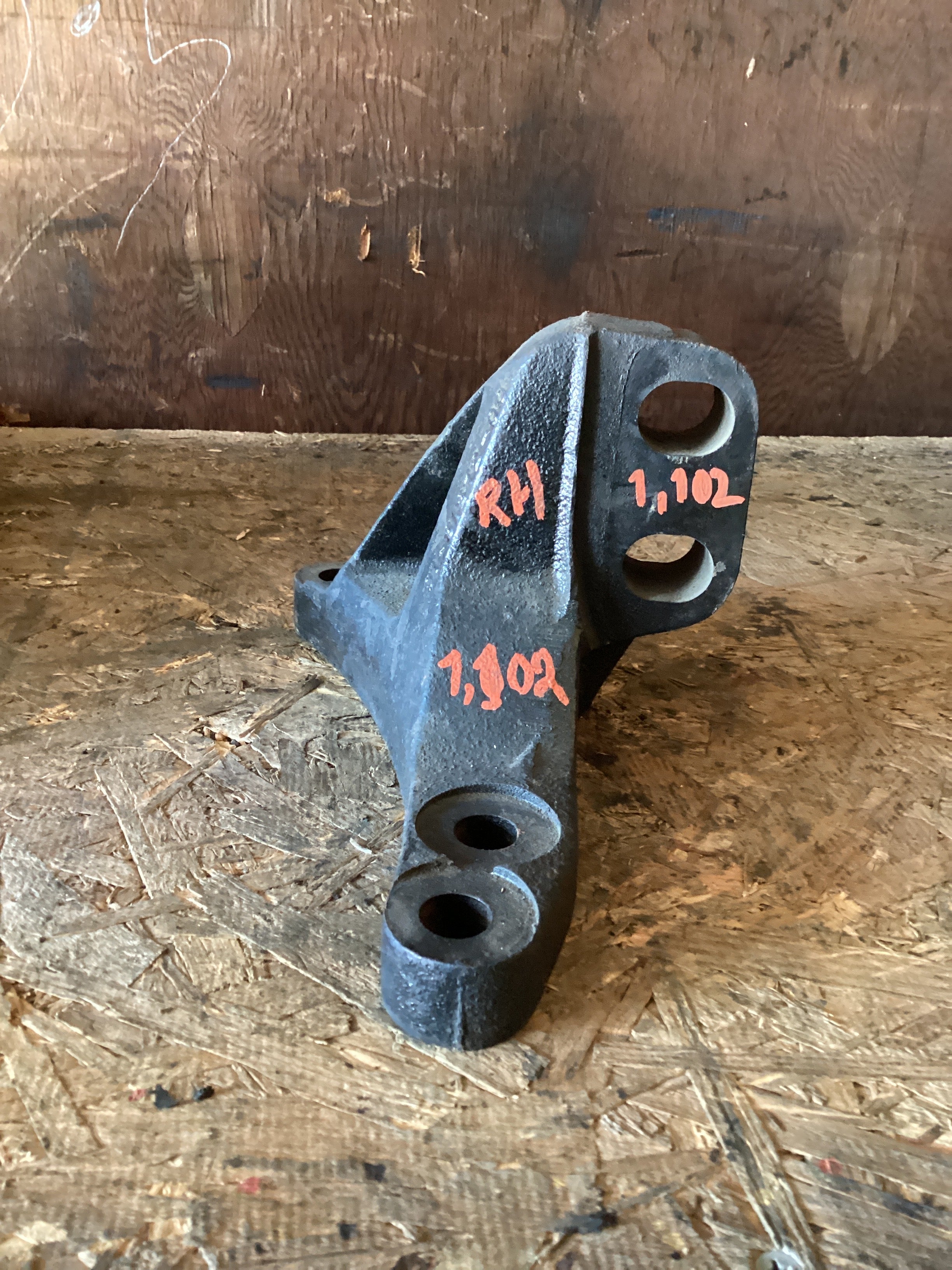 USED | REAR ENGINE MOUNT RHS DETROIT DD15 | SKU1,102