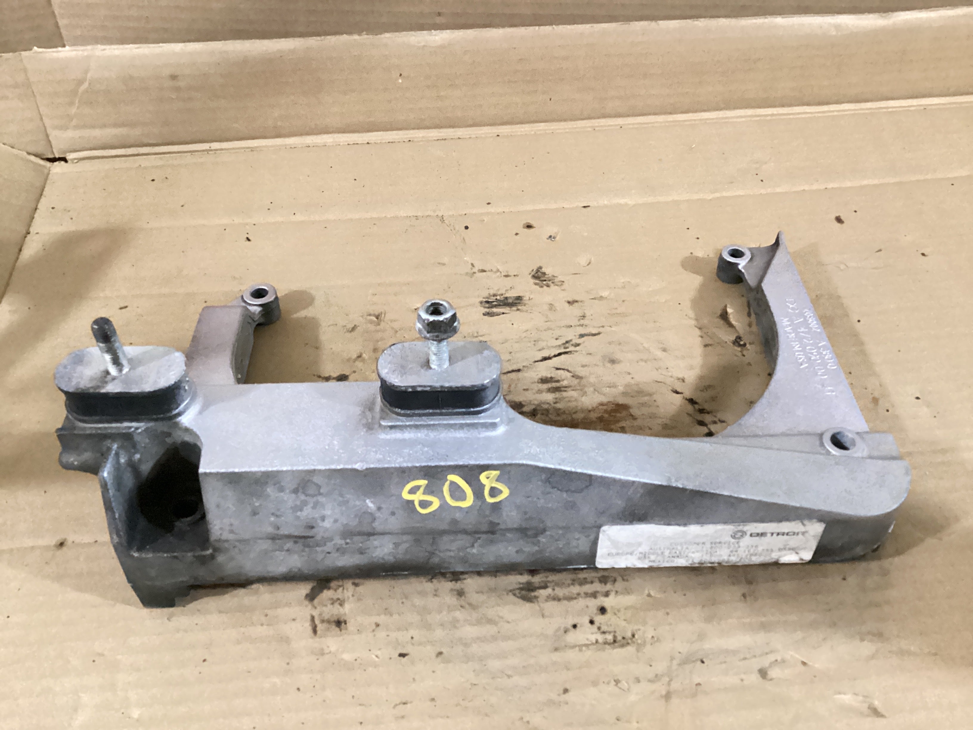 USED | BRAKET FOR AIR FILTER HOUSING CASCADIA | USED808