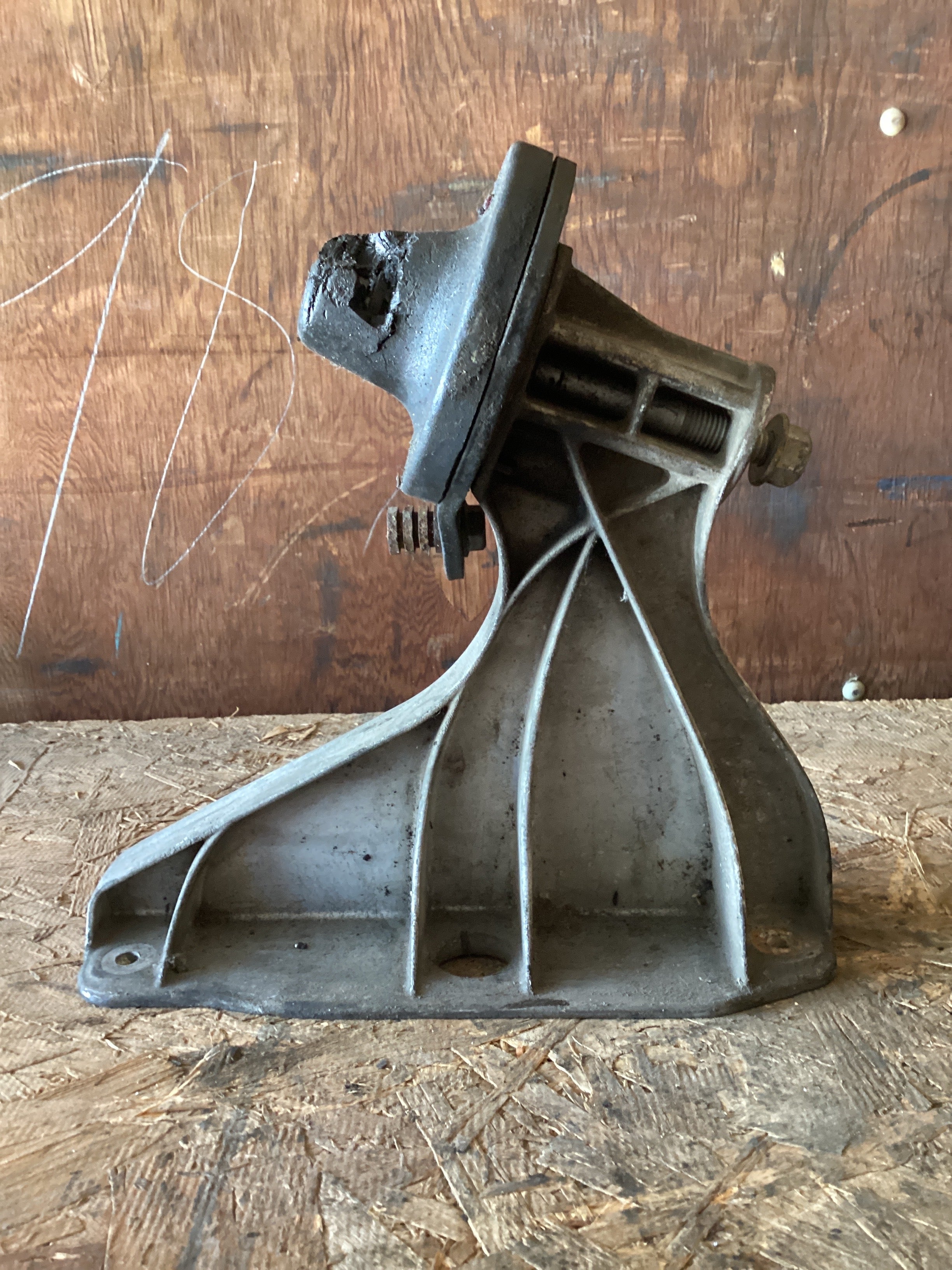 USED | HOOD MOUNT BRACKET LHS CASCADIA | SKU987