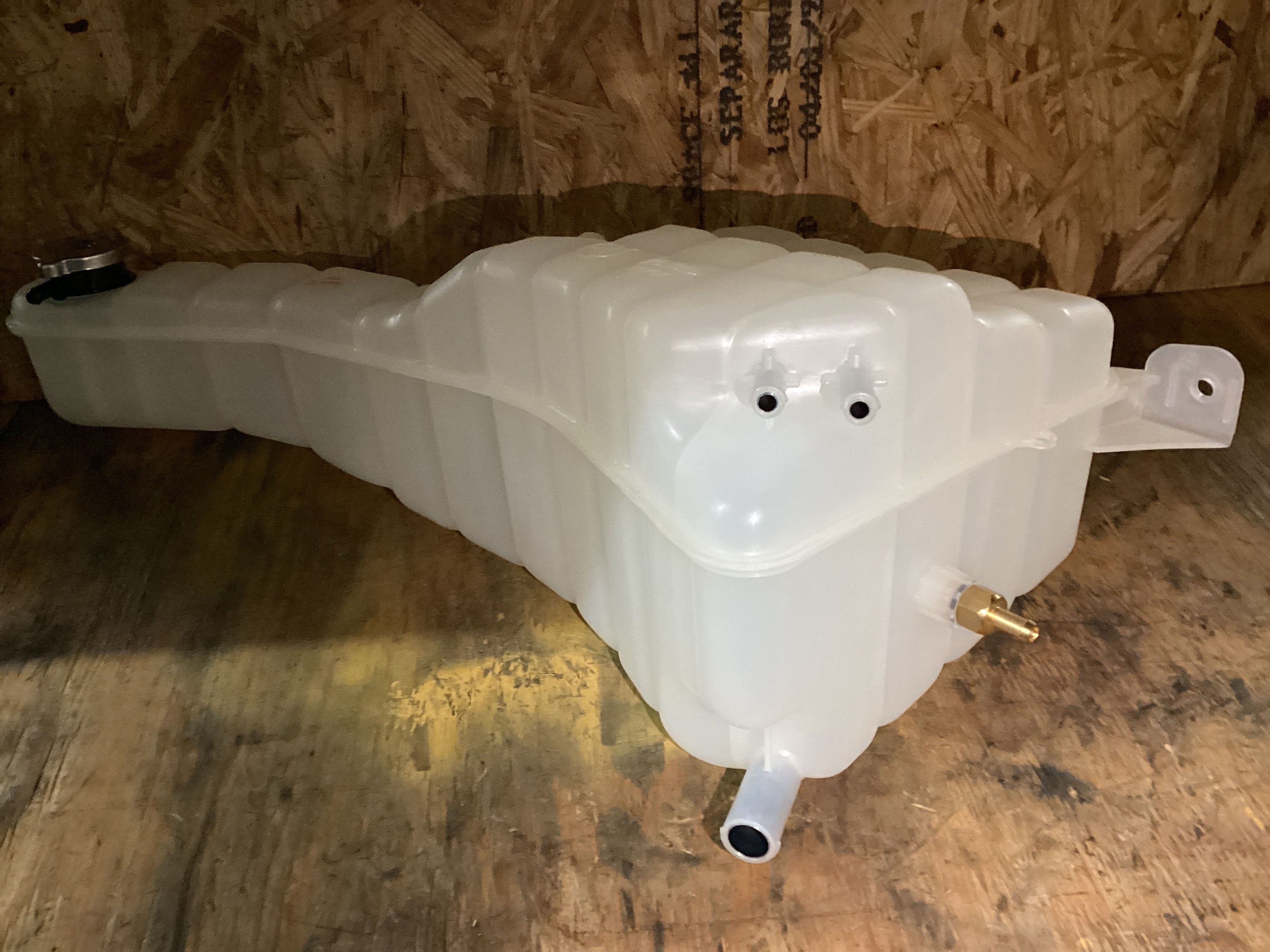 NEW | COOLANT RESERVOIR TANK FREIGHTLINER M2 2005 / 2011 | SKU1,394