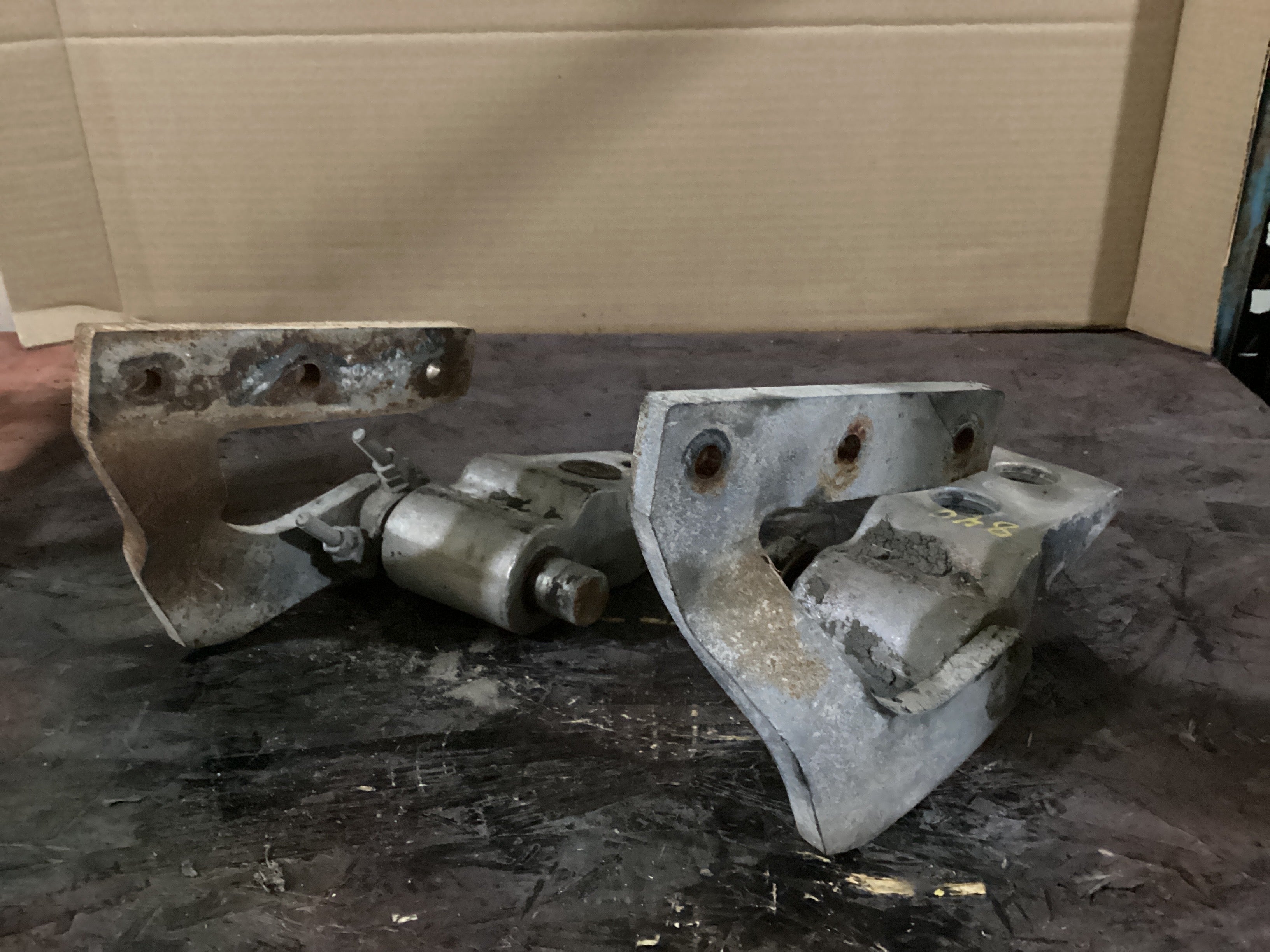 USED | HOOD HINGE RHS AND LHS KENWORTH | SKU840