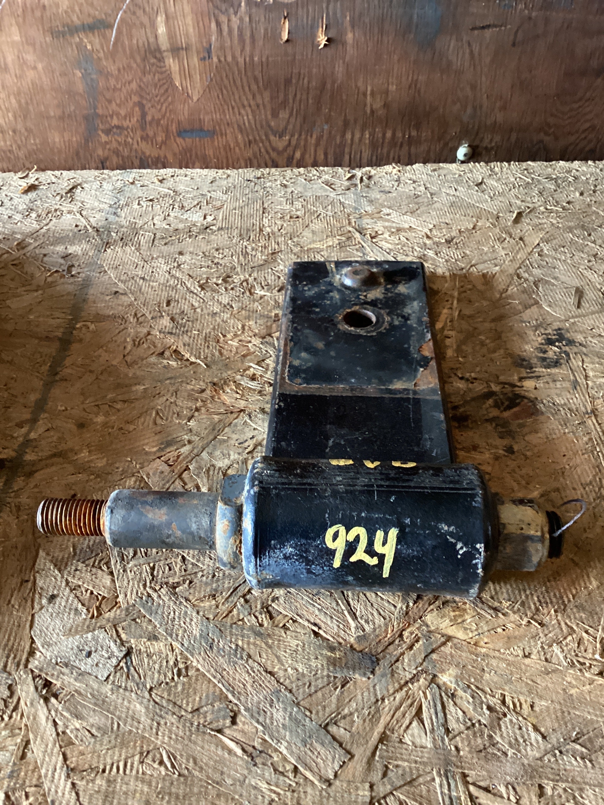 USED | FRONT SHOCK ABSORBER BRACKET KENWORTH | SKU924