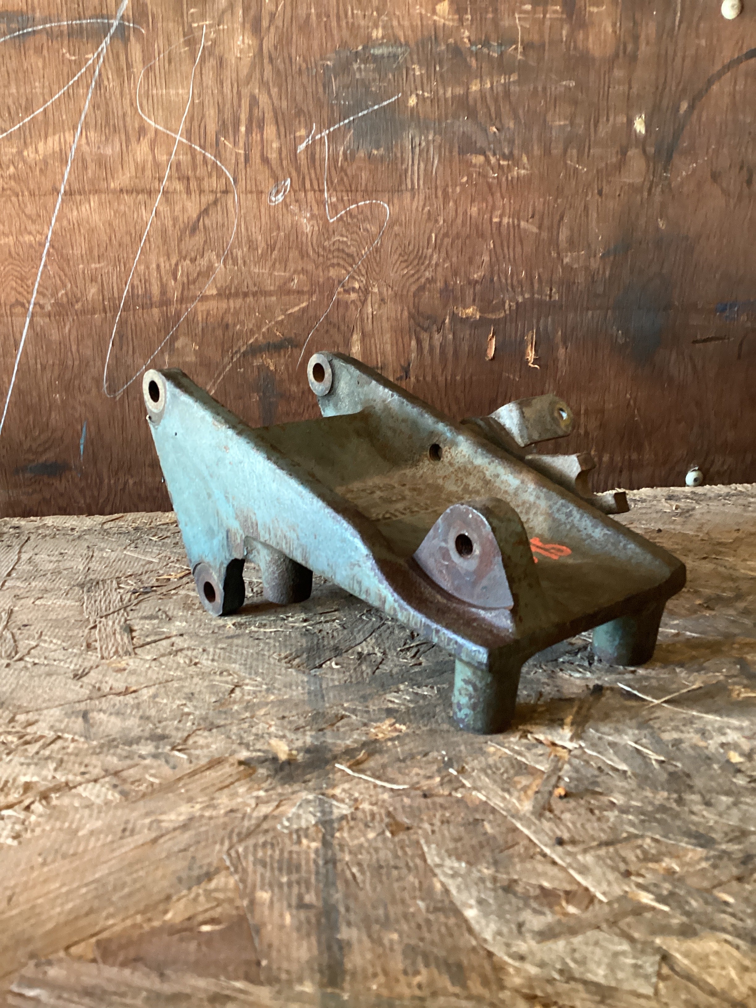 USED | ENGINE BRACKET DETROIT 12.7 | SKU1,095