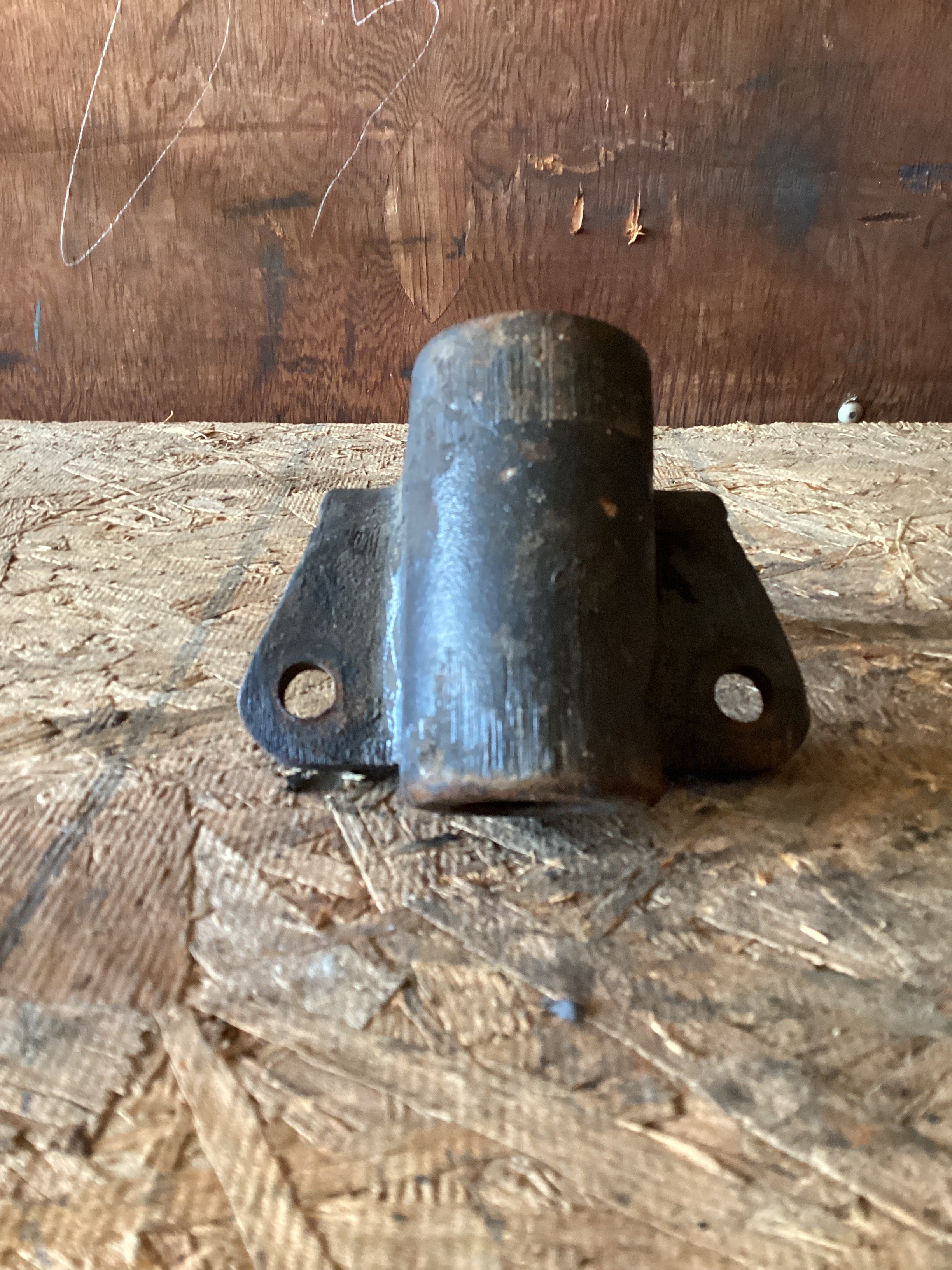 USED | REAR LEAF SPRING HANGER VOLVO | SKU967