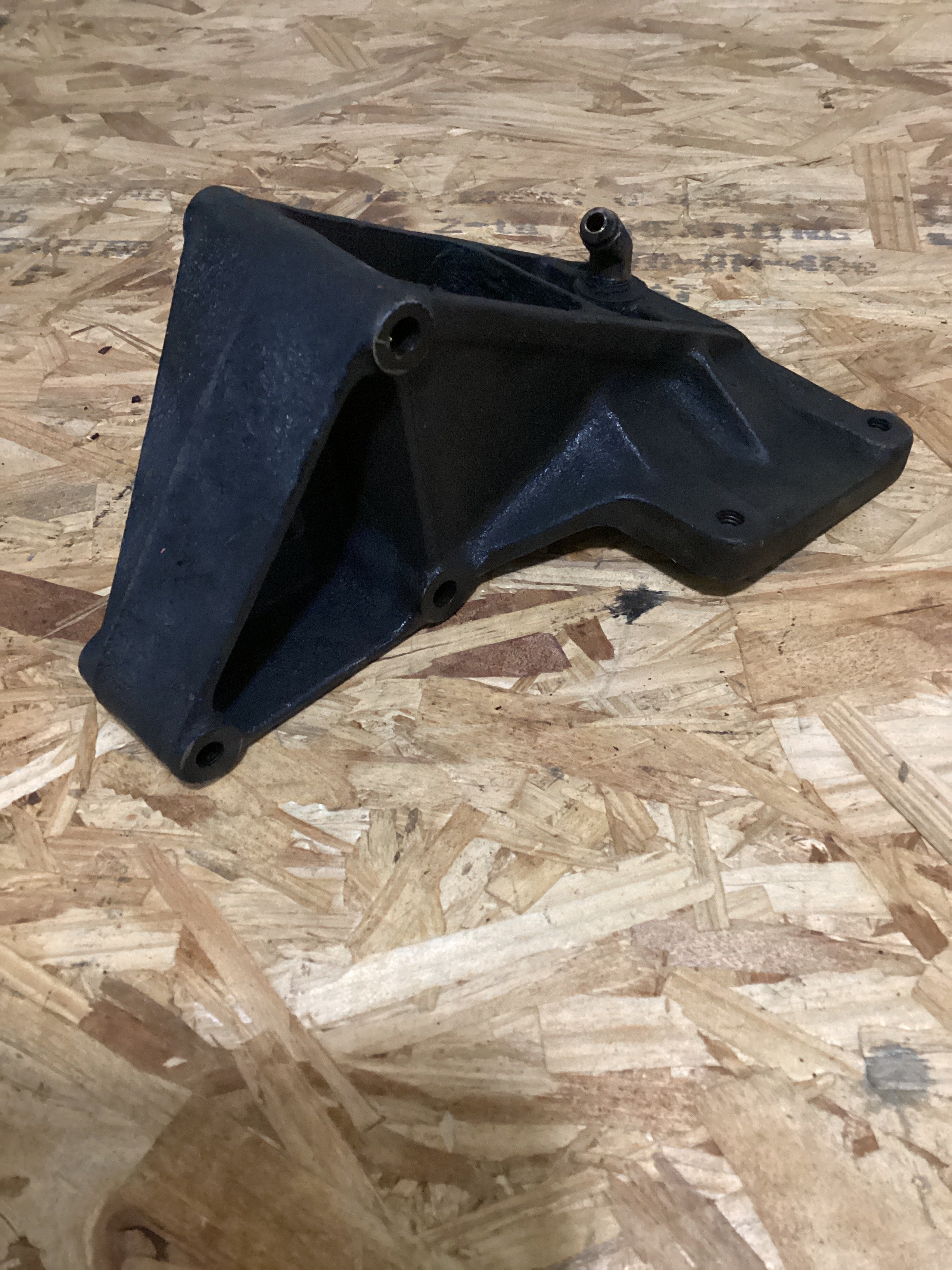 USED | AIR COMPRESSOR BRACKET INTERNATIONAL NAVISTAR | SKU696