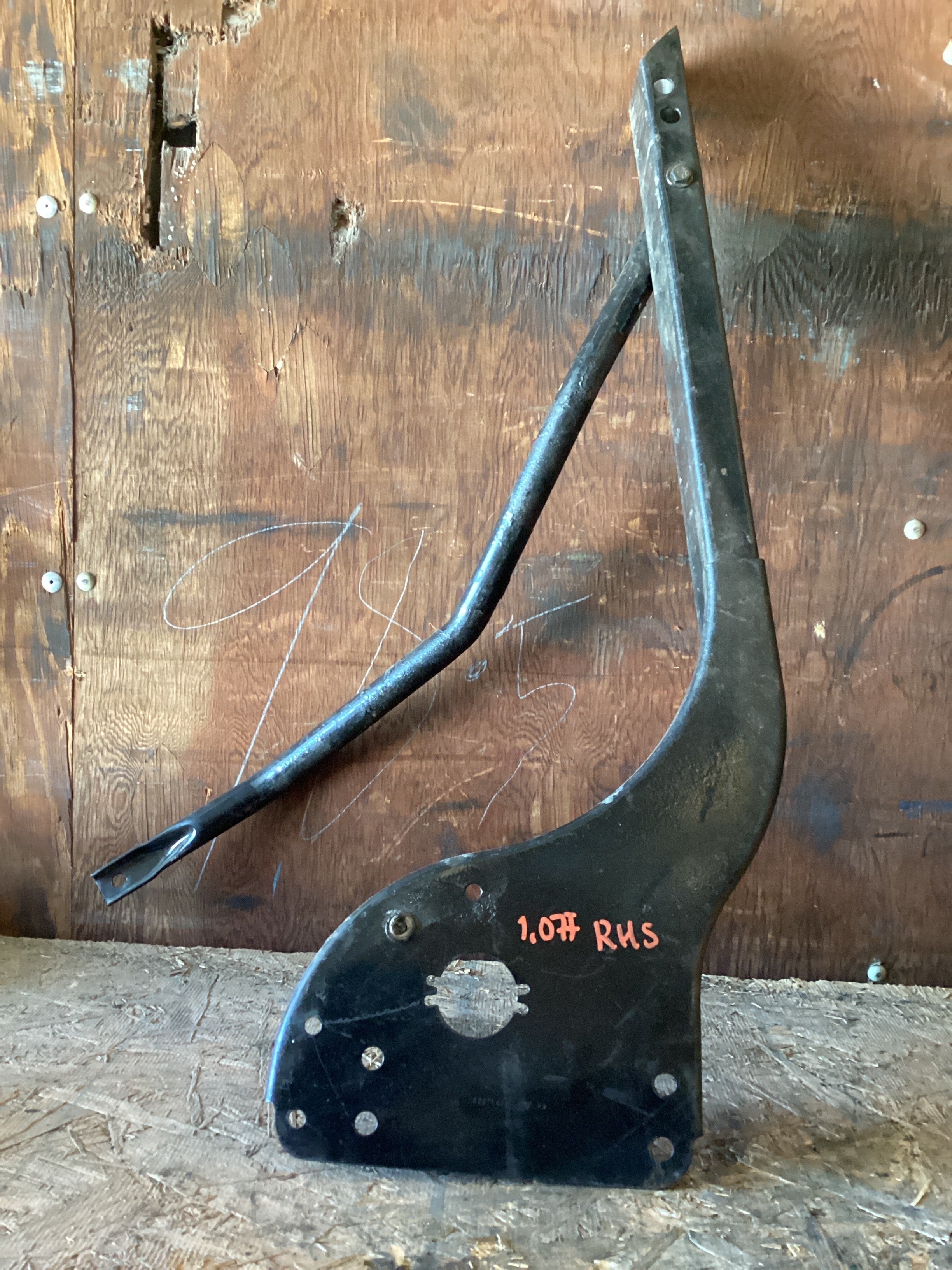 USED | FENDER SUPPORT BRACKET RHS FREIGHTLINER | SKU1,077