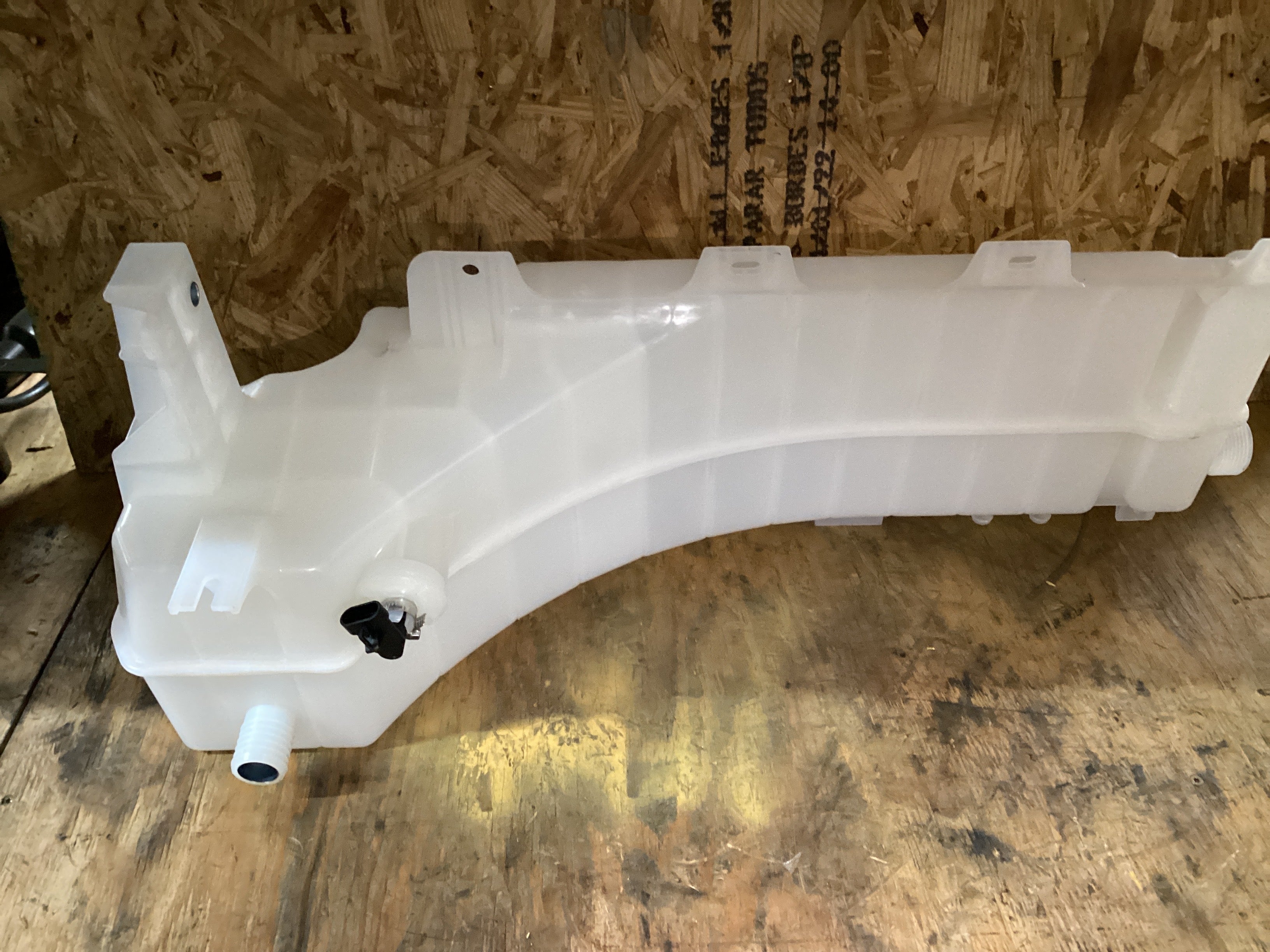 NEW | COOLANT RESERVOIR VOLVO VNL | SKU1,393