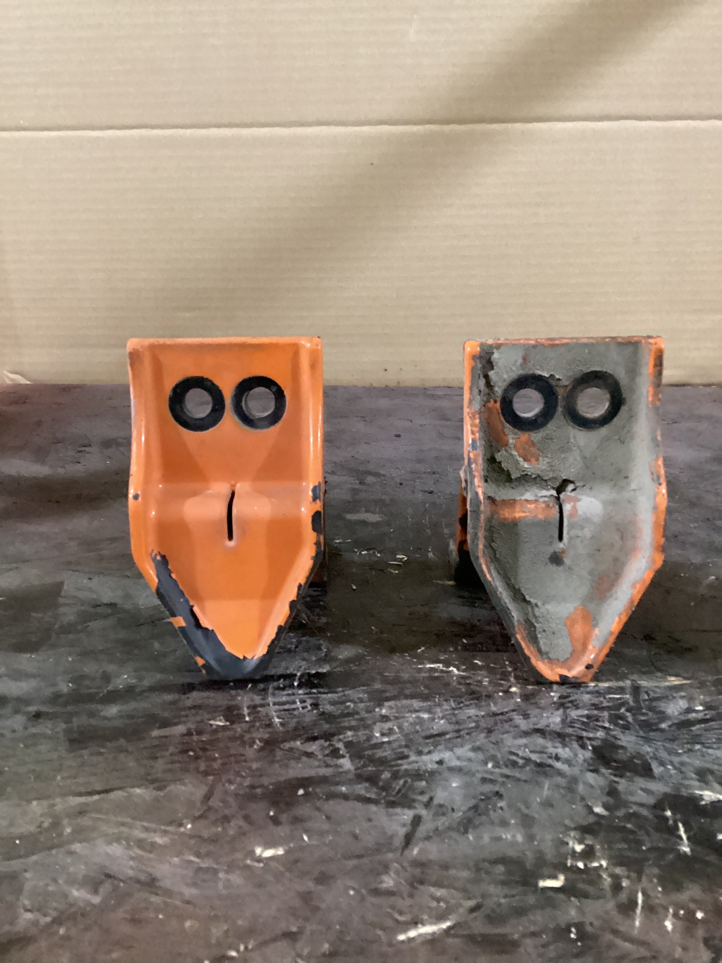 USED | HOOD REST BRACKET FREIGHTLINER COLUMBIA | SKU837