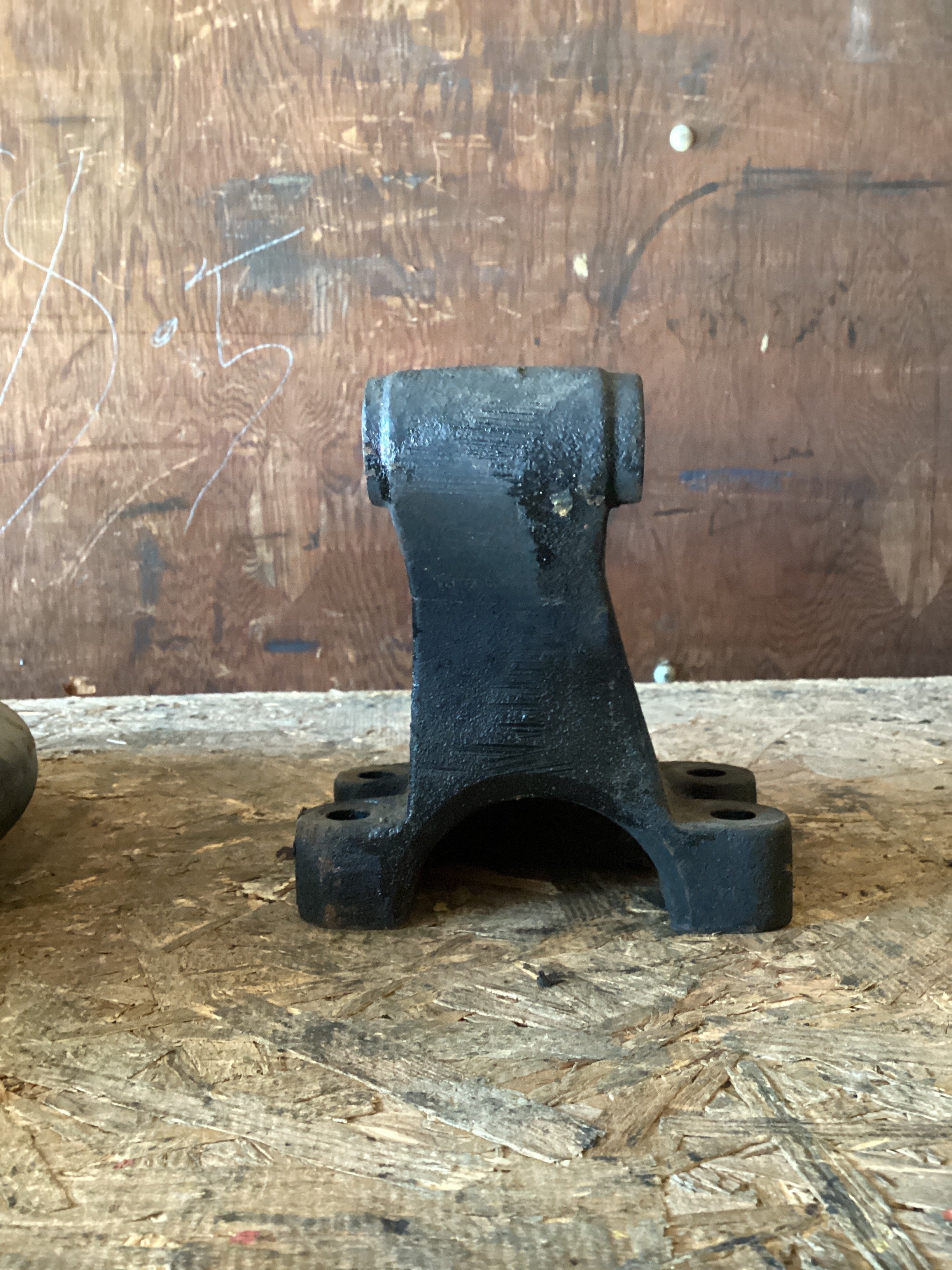 USED | ENGINE MOUNT LHS DETROIT | SKU1,100