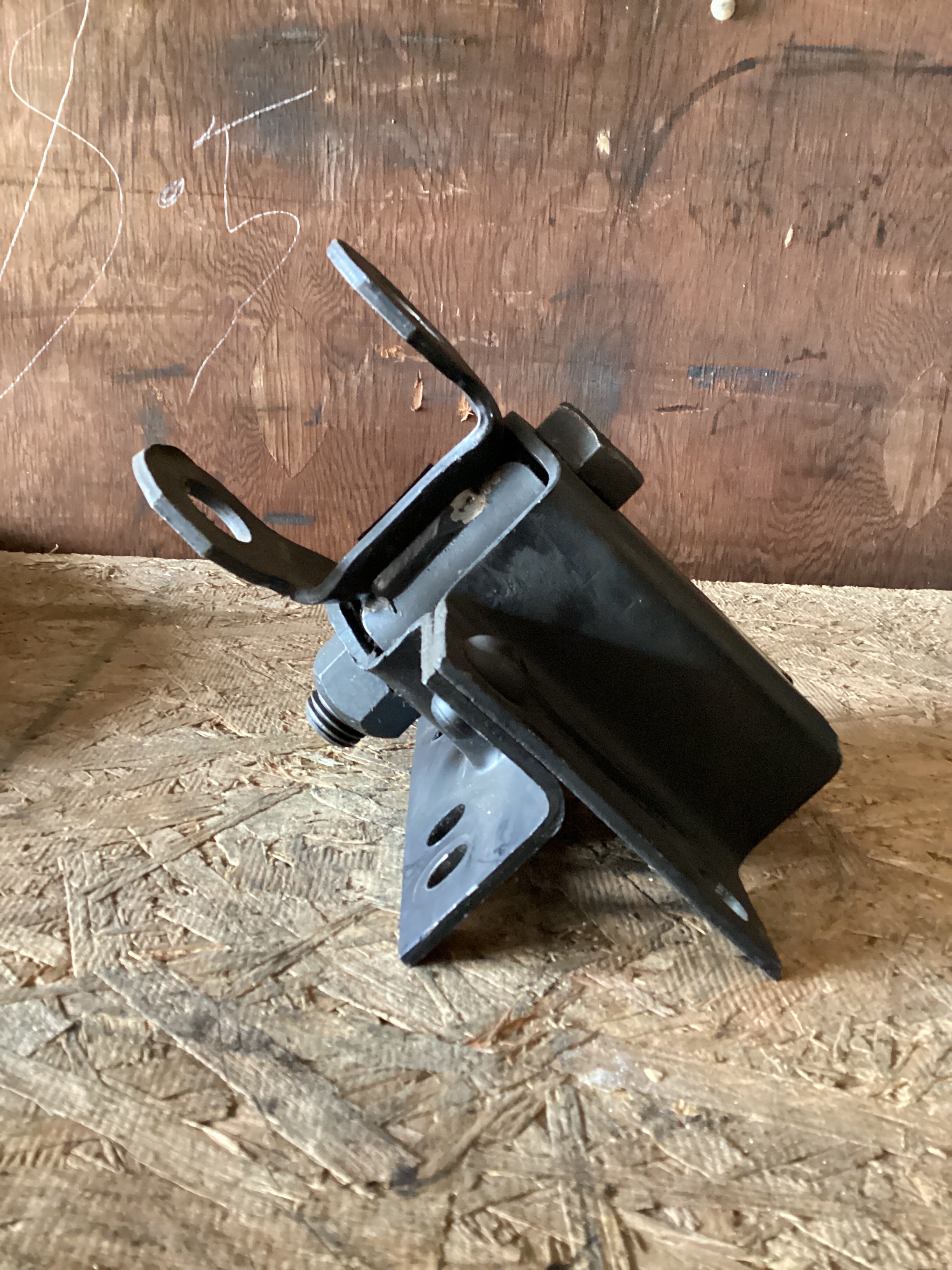 USED | FRONT REAR LEAF SPRING BRACKET INTERNATIONAL | SKU954