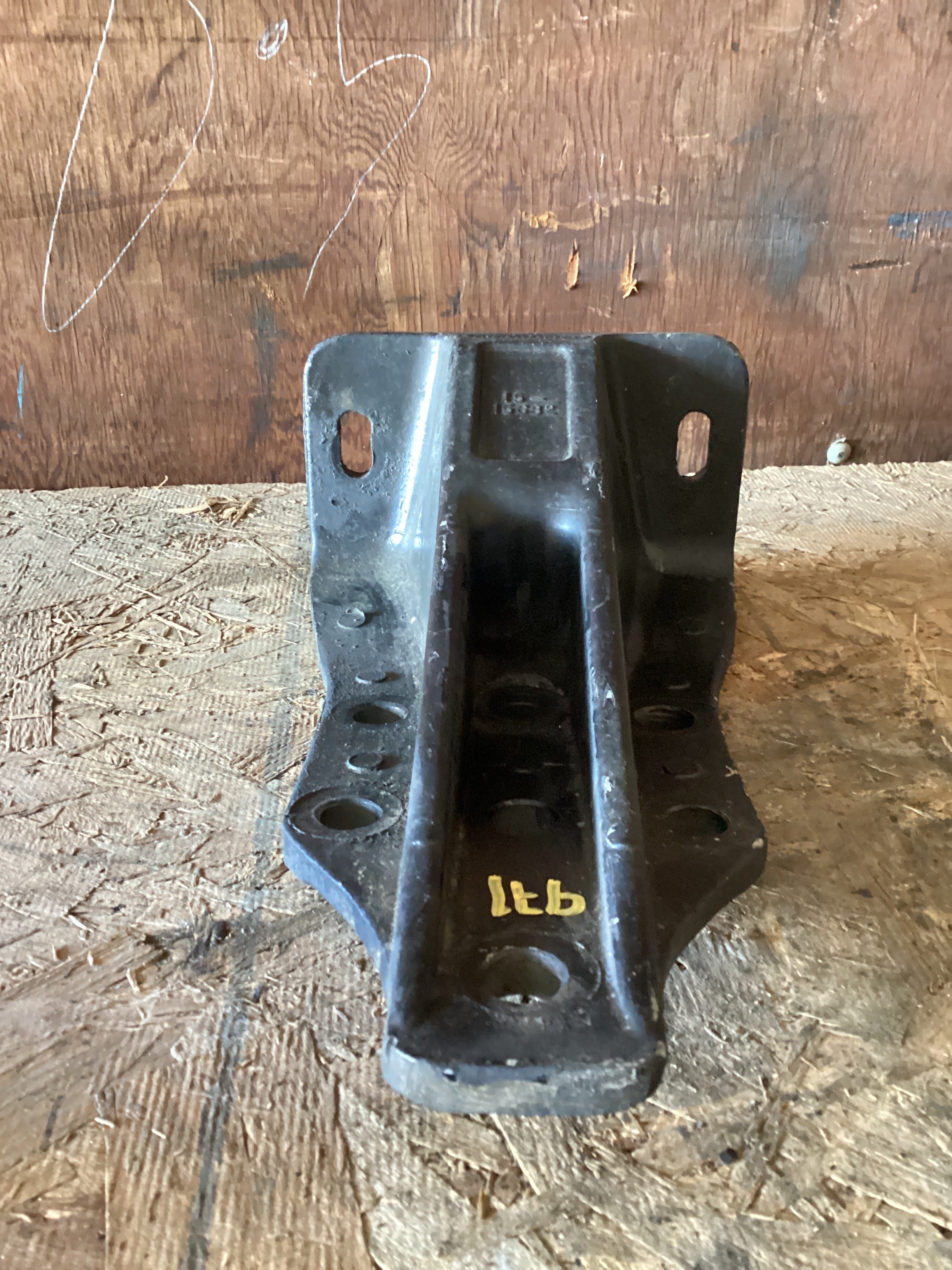 USED | FRONT LOWER CAB MOUNT FREIGHTLINER | SKU971
