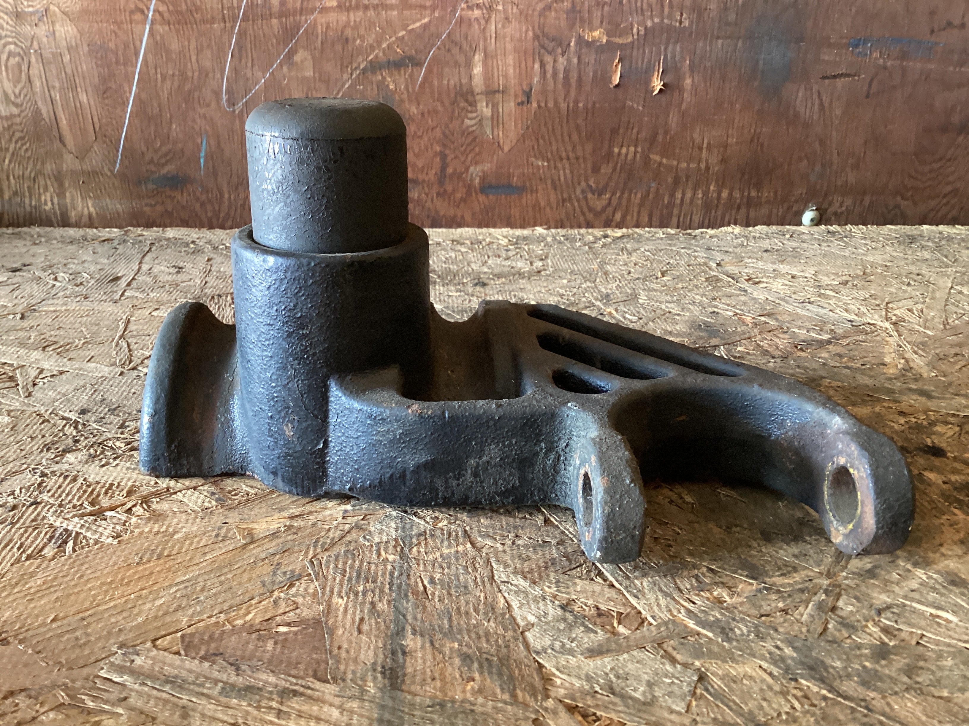 USED | FRONT SUSPENSION SHOCK MOUNT RHS VOLVO | SKU1,020