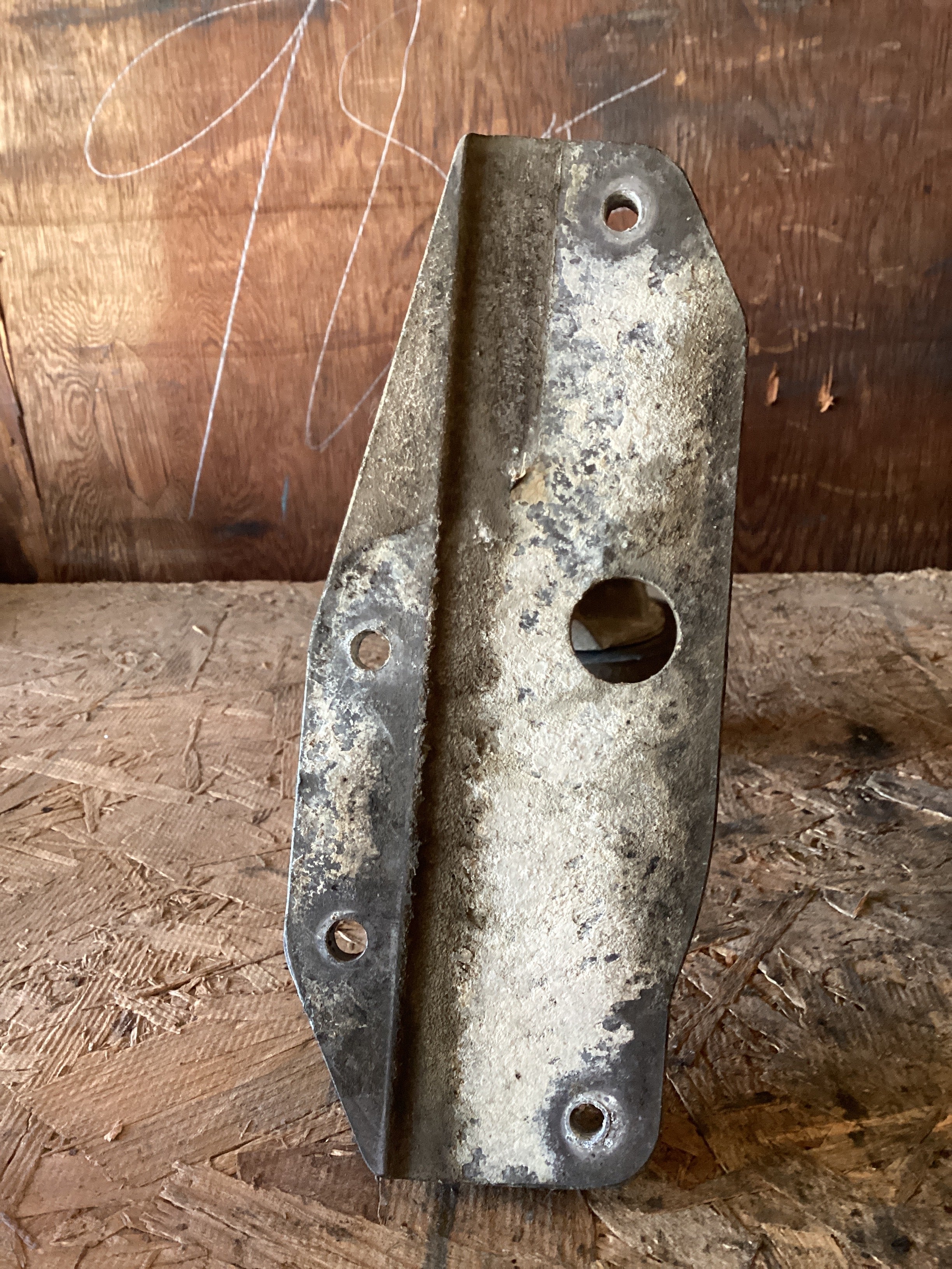 USED | HOOD MOUNT BRACKET RHS CASCADIA | SKU986