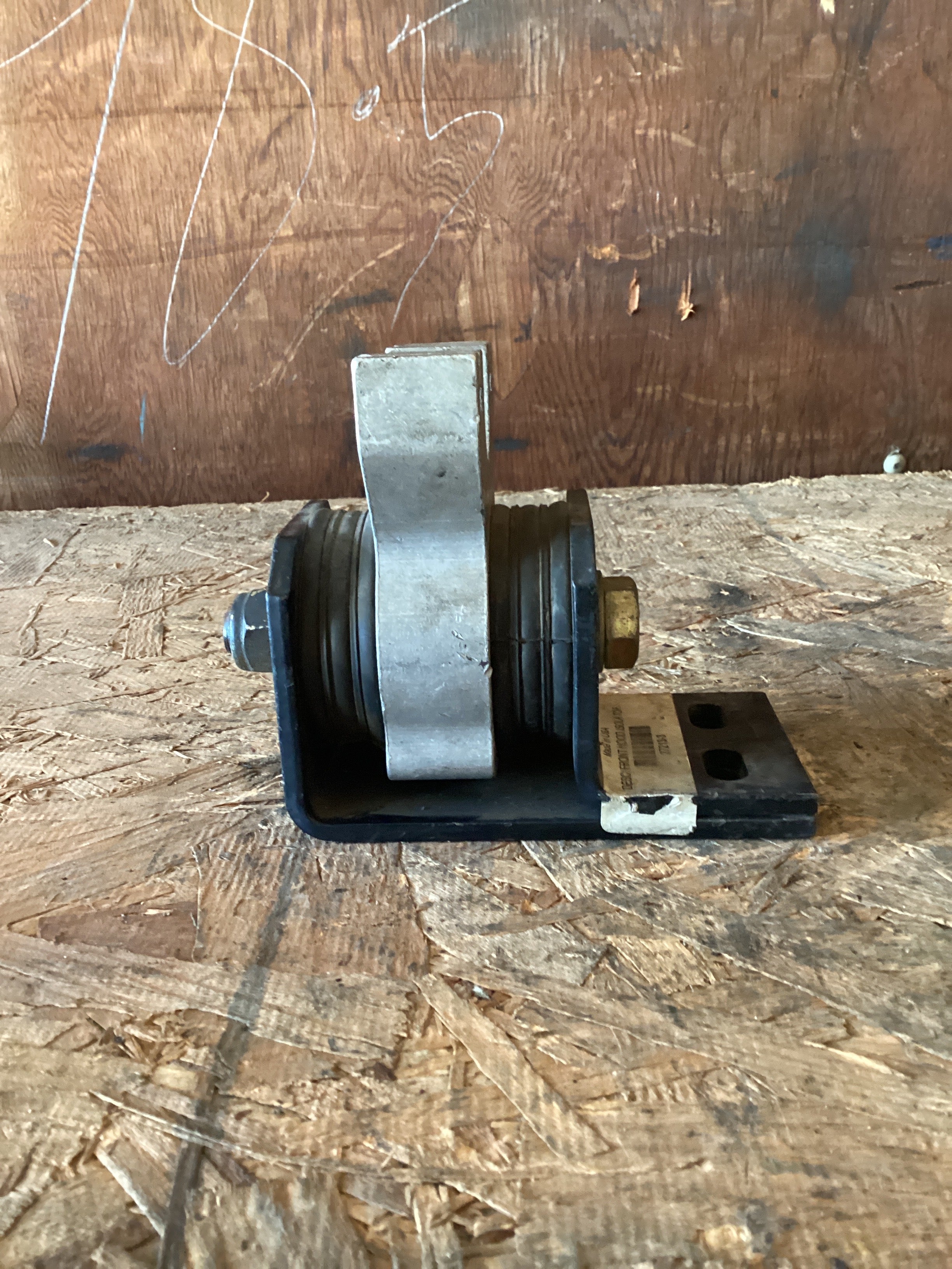 USED | HOOD FRONT HINGE INSOLATOR MOUNT KENWORTH | SKU988