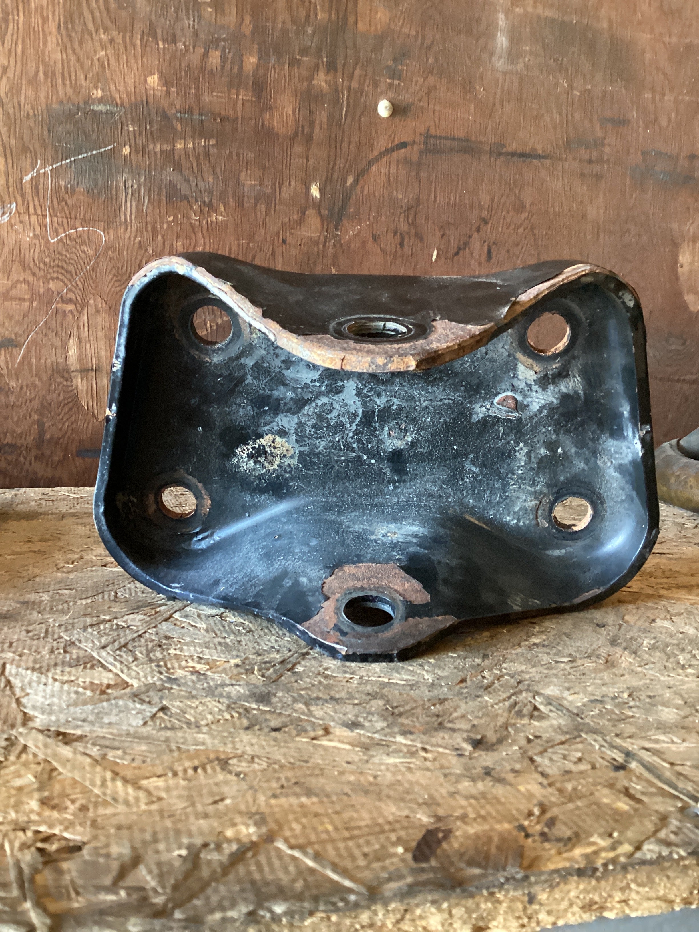 USED | LEAF SPRING HANGER BRACKET FREIGHTLINER | SKU963