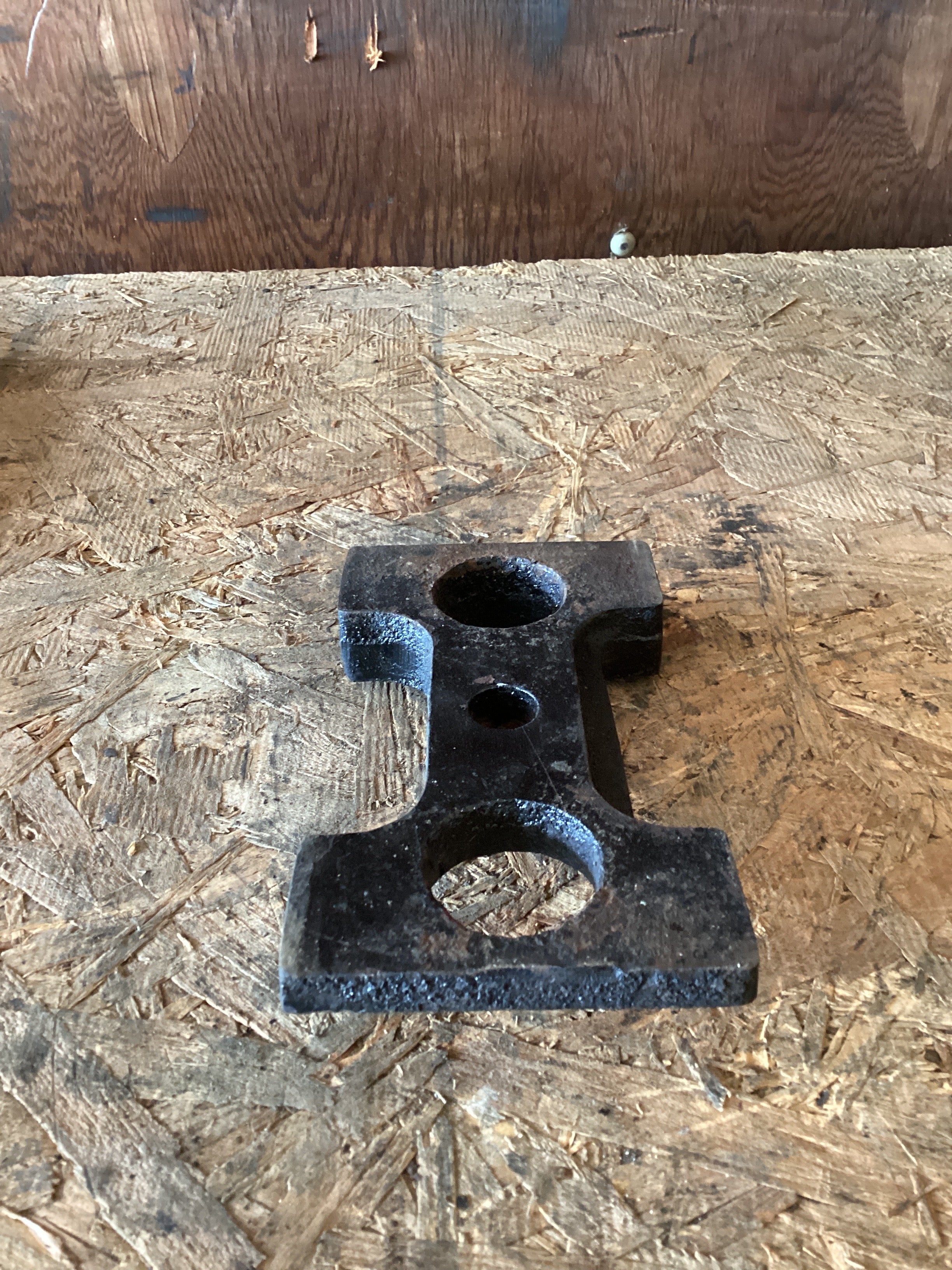 USED | FRONT LEAF SPRING SPACER VOLVO | SKU960