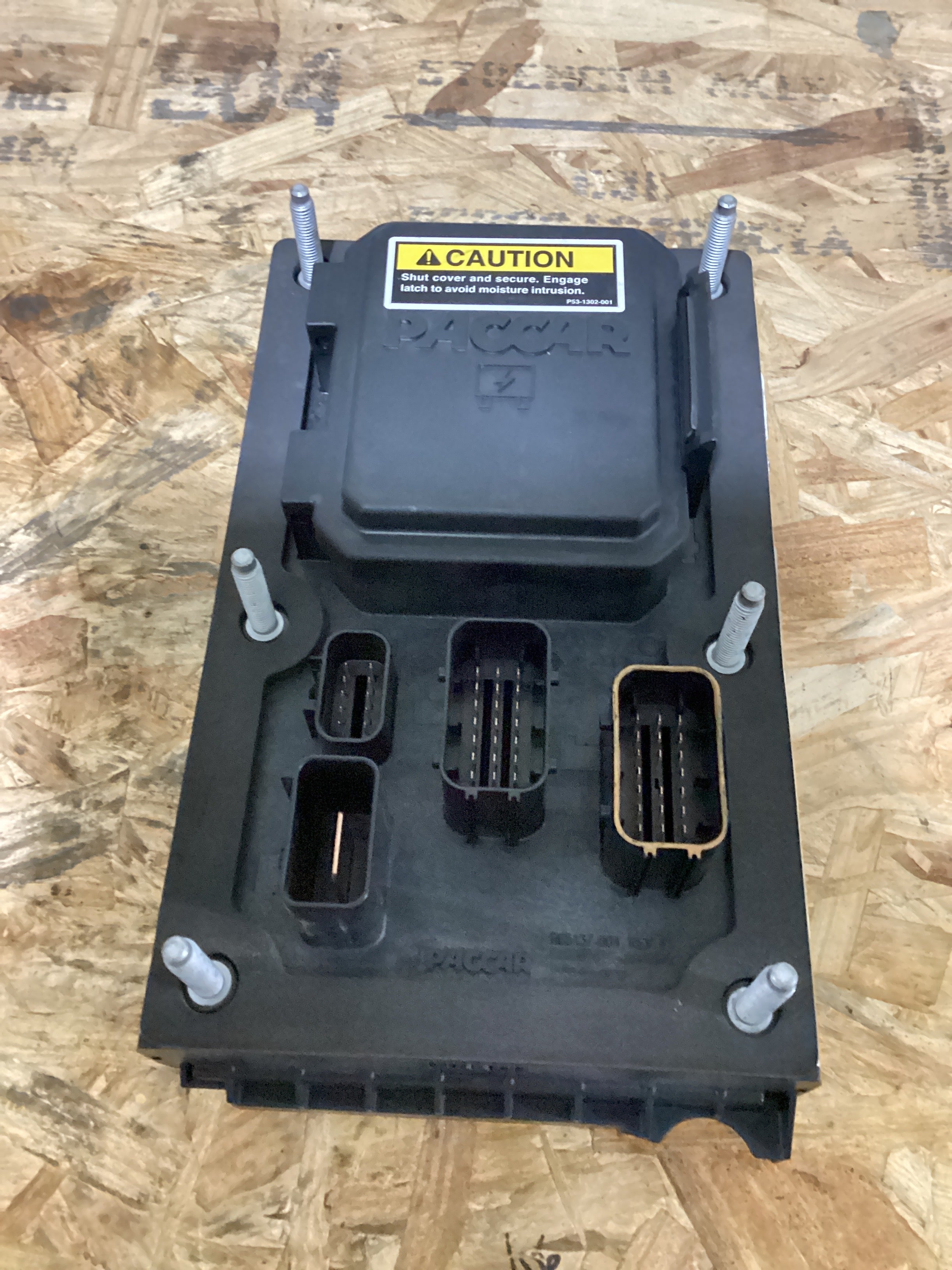 NEW | CAB POWER DISTRIBUTION CENTER FUSE BOX ASSY PACCAR KW | SKU800