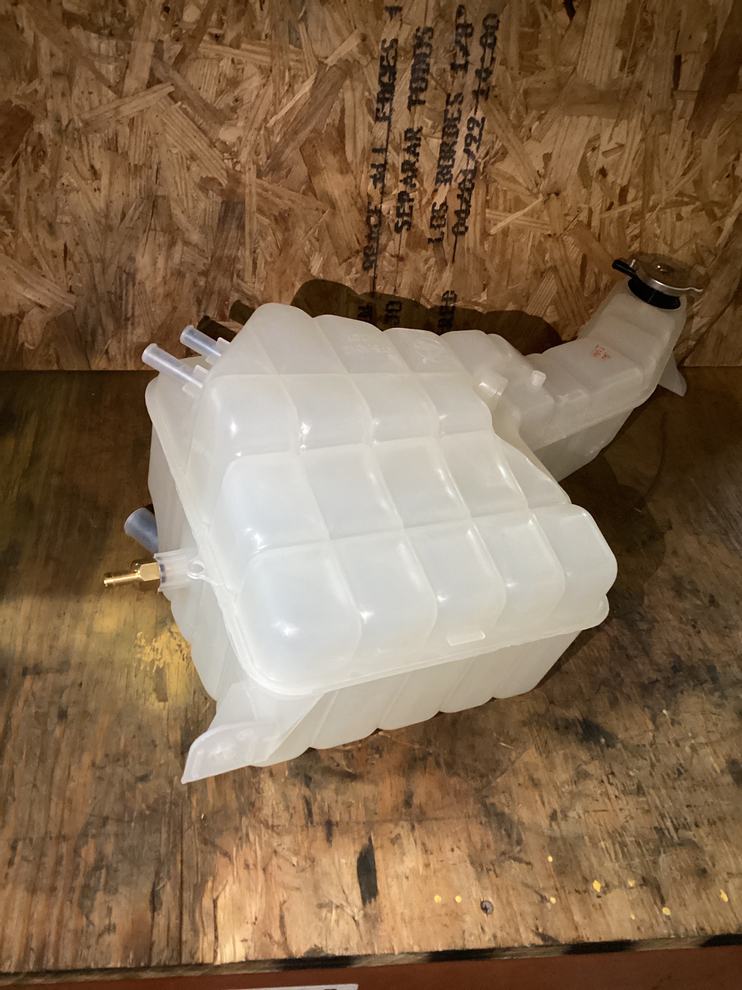 NEW | COOLANT RESERVOIR TANK FREIGHTLINER M2 2005 / 2011 | SKU1,394
