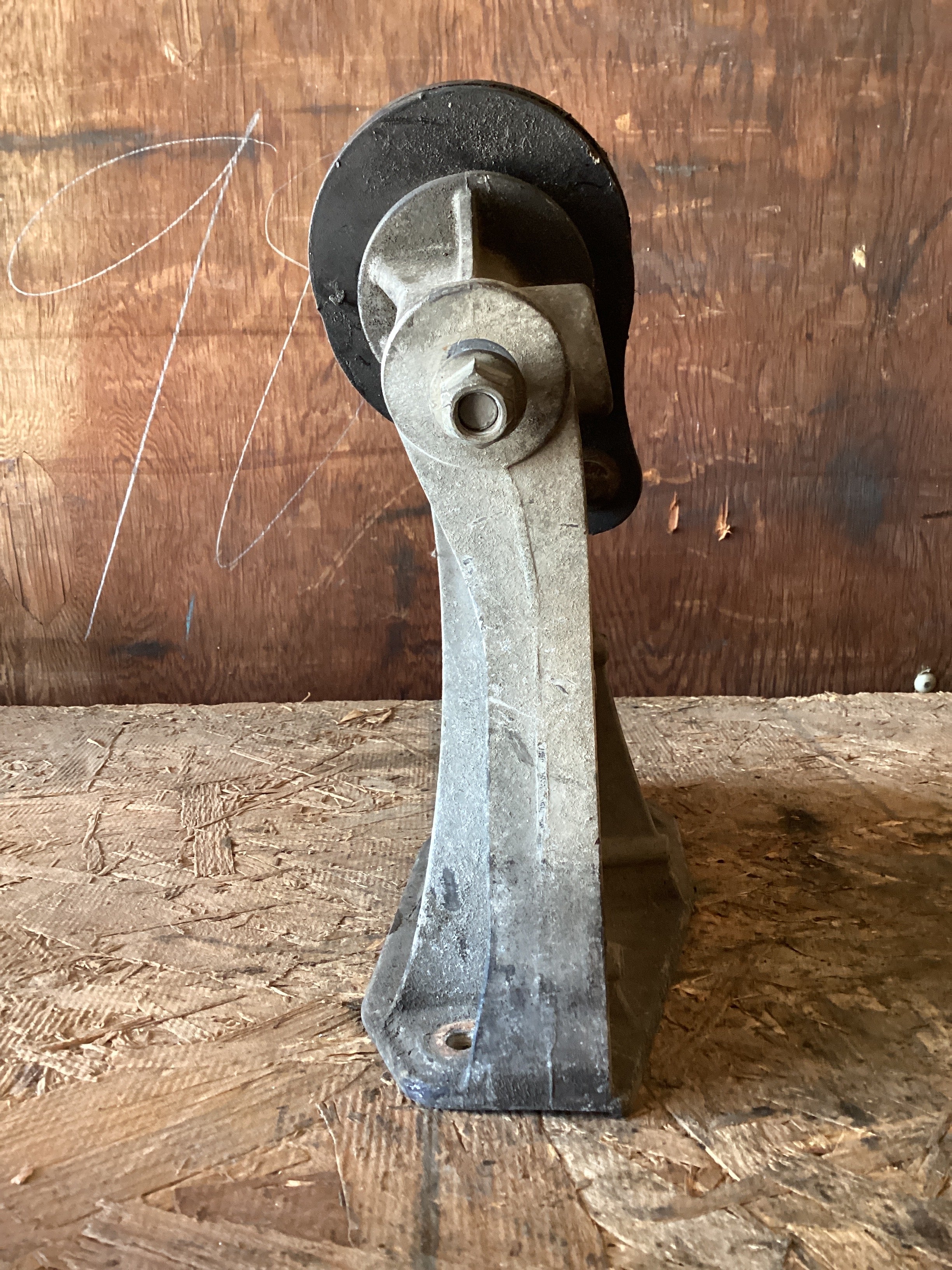 USED | HOOD MOUNT BRACKET LHS CASCADIA | SKU987