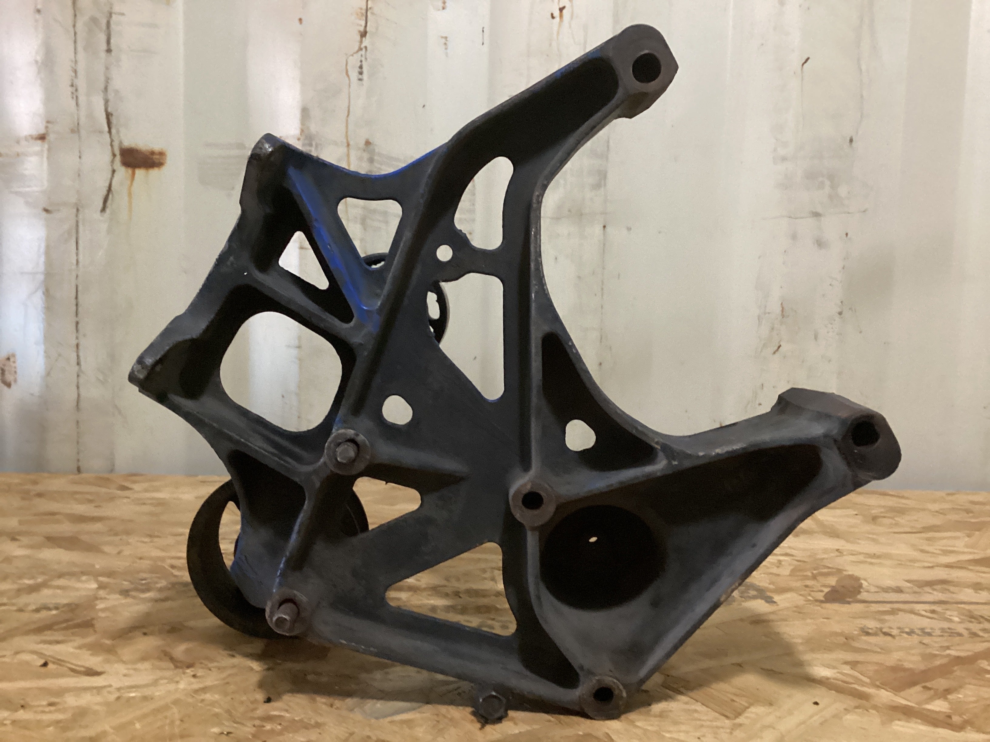 USED | ALTERNATOR ACCESORY BRACKET INTERNATIONAL NAVISTAR | SKU689