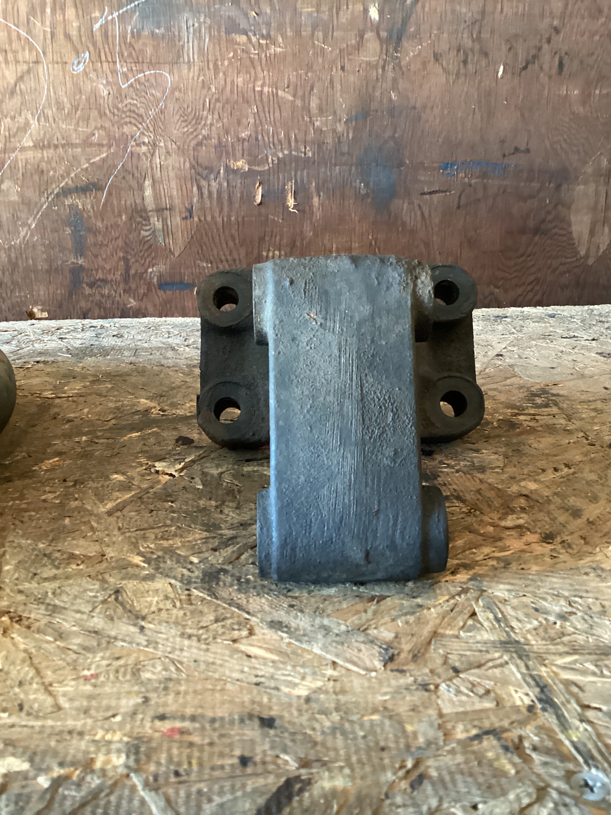 USED | ENGINE MOUNT LHS DETROIT | SKU1,100