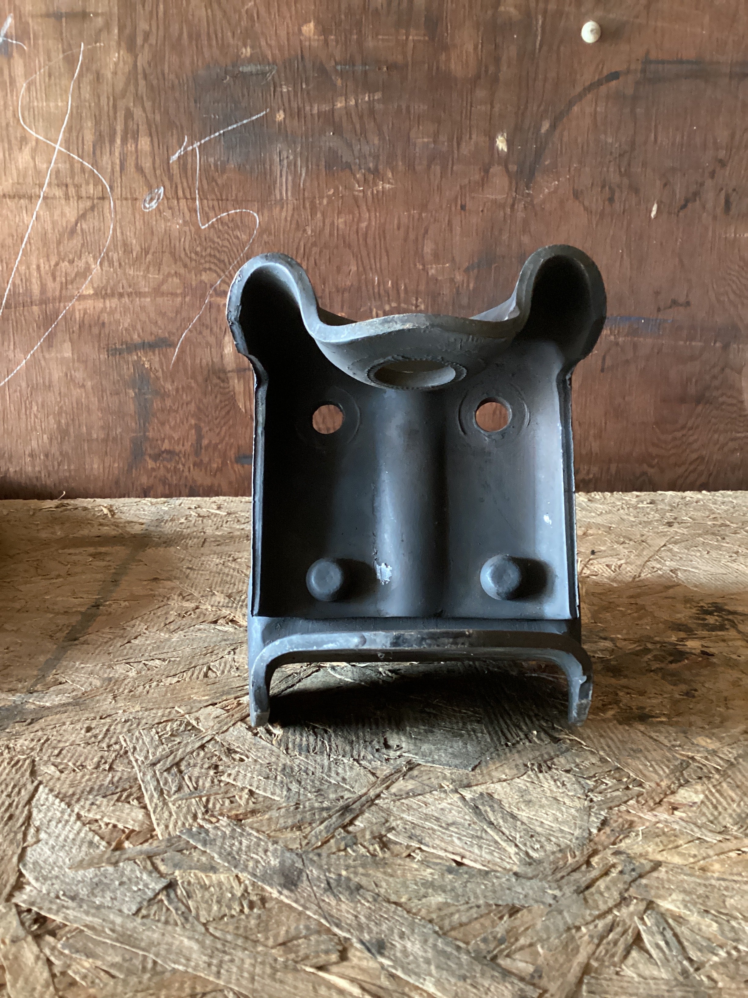 USED | FRONT LEAF SPRING HANGER INTERNATIONAL | SKU951