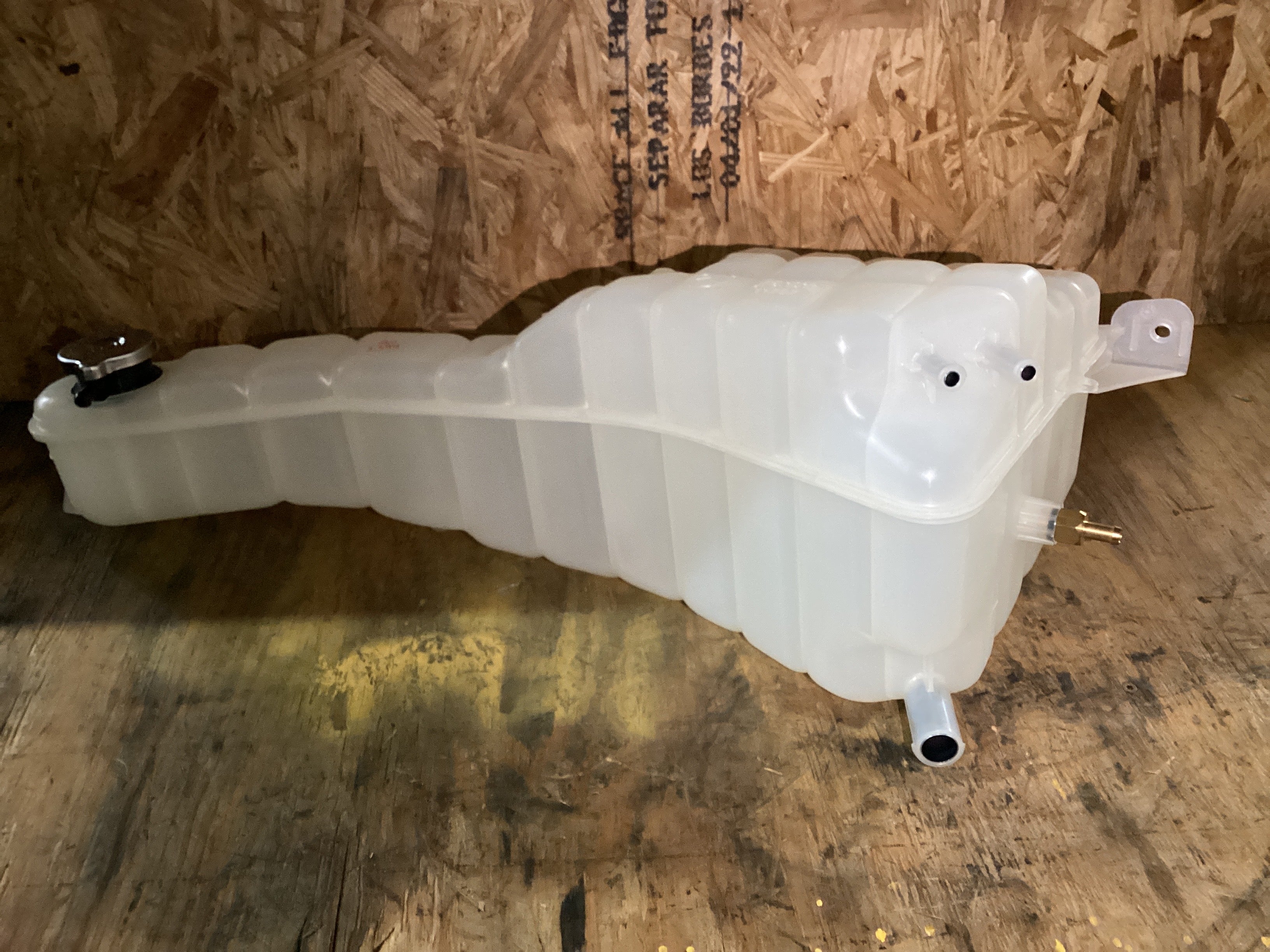 NEW | COOLANT RESERVOIR TANK FREIGHTLINER M2 2005 / 2011 | SKU1,394