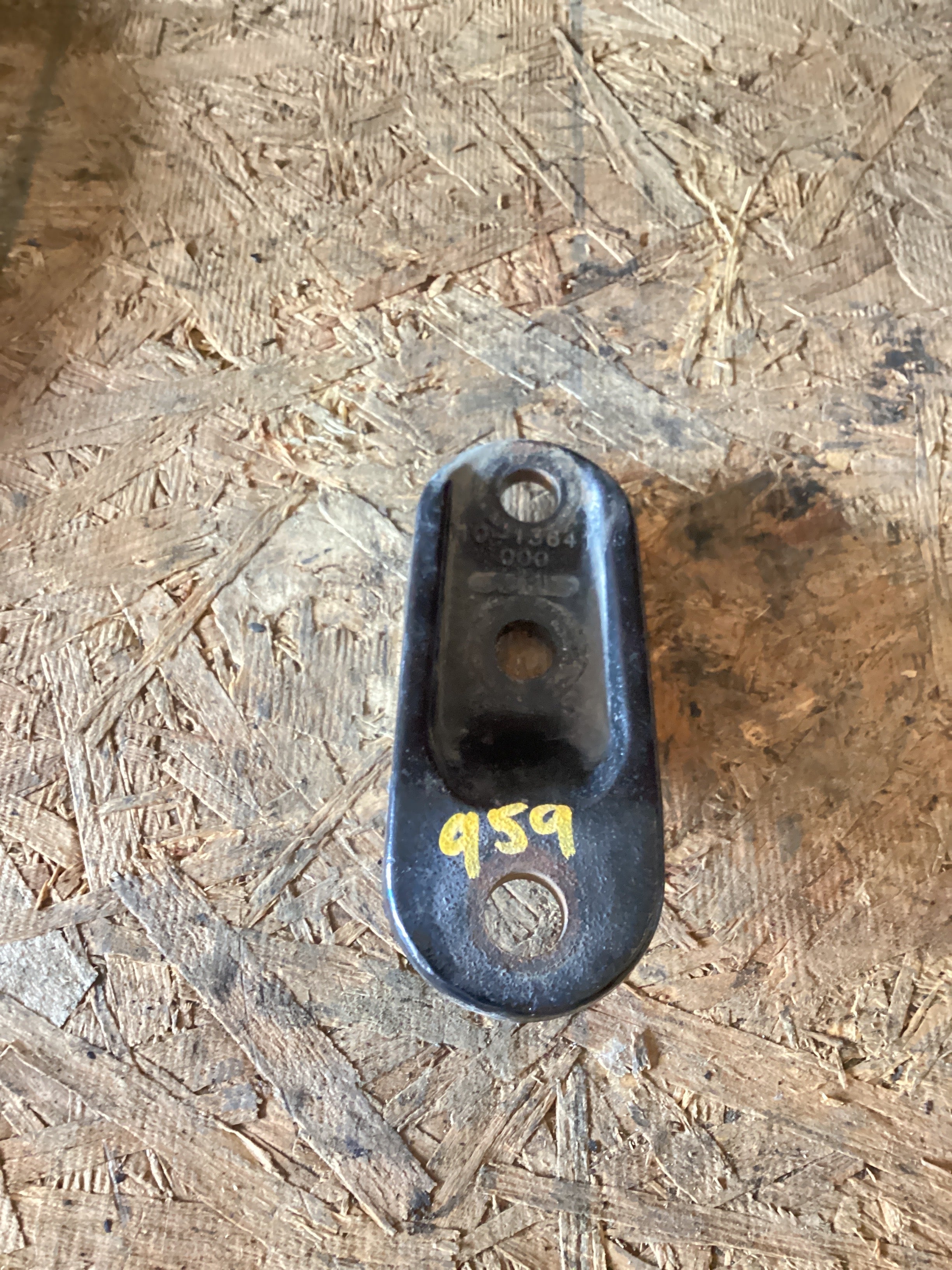 USED | SHOCK MOUNT UPPER BRACKET CASCADIA | SKU959