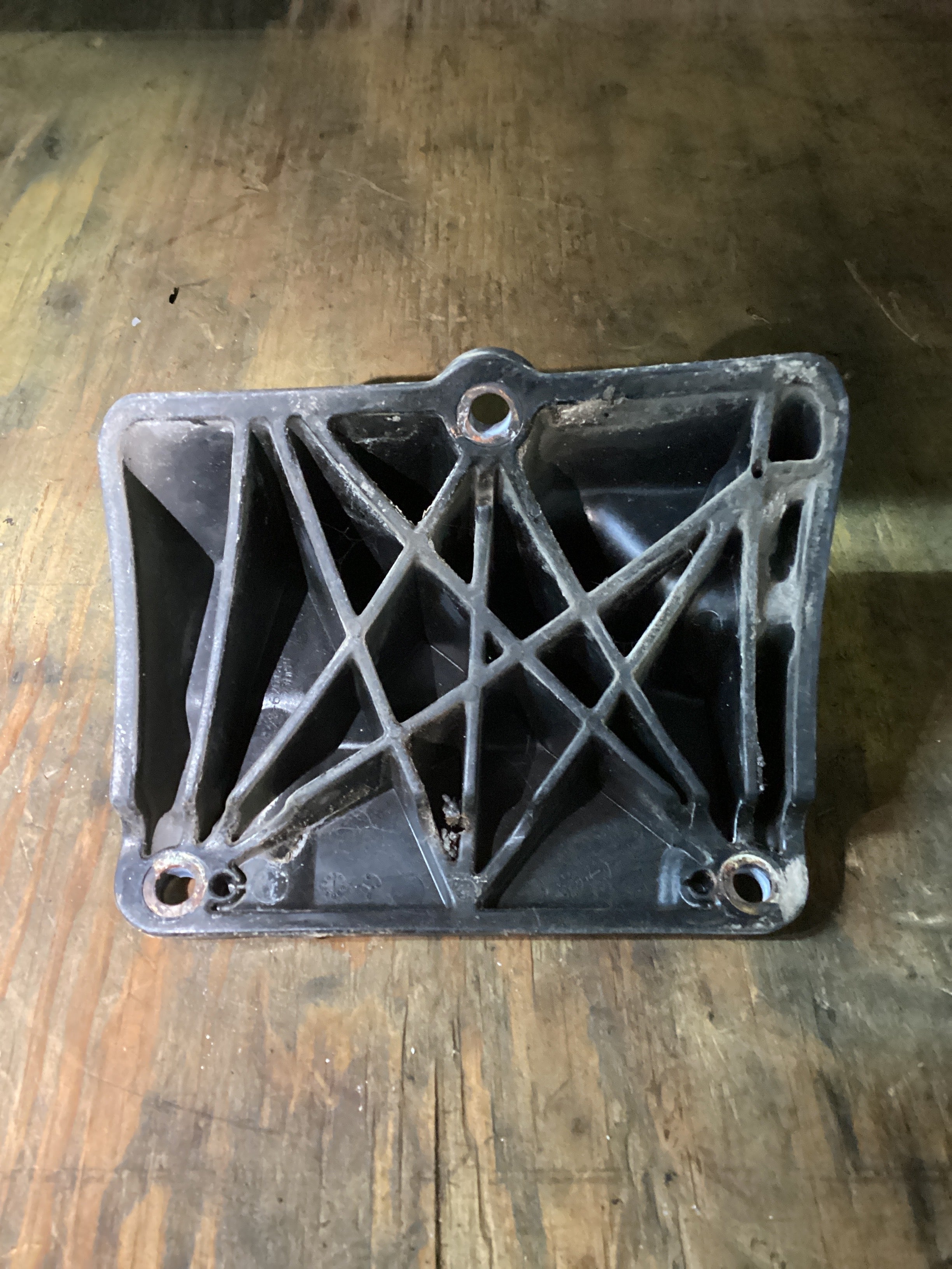 USED | SLEEPER CAB FAIRING DRY UPPER SUPPORT BRACKET RHS FREIGHTLINER CASCADIA | SKU1,438