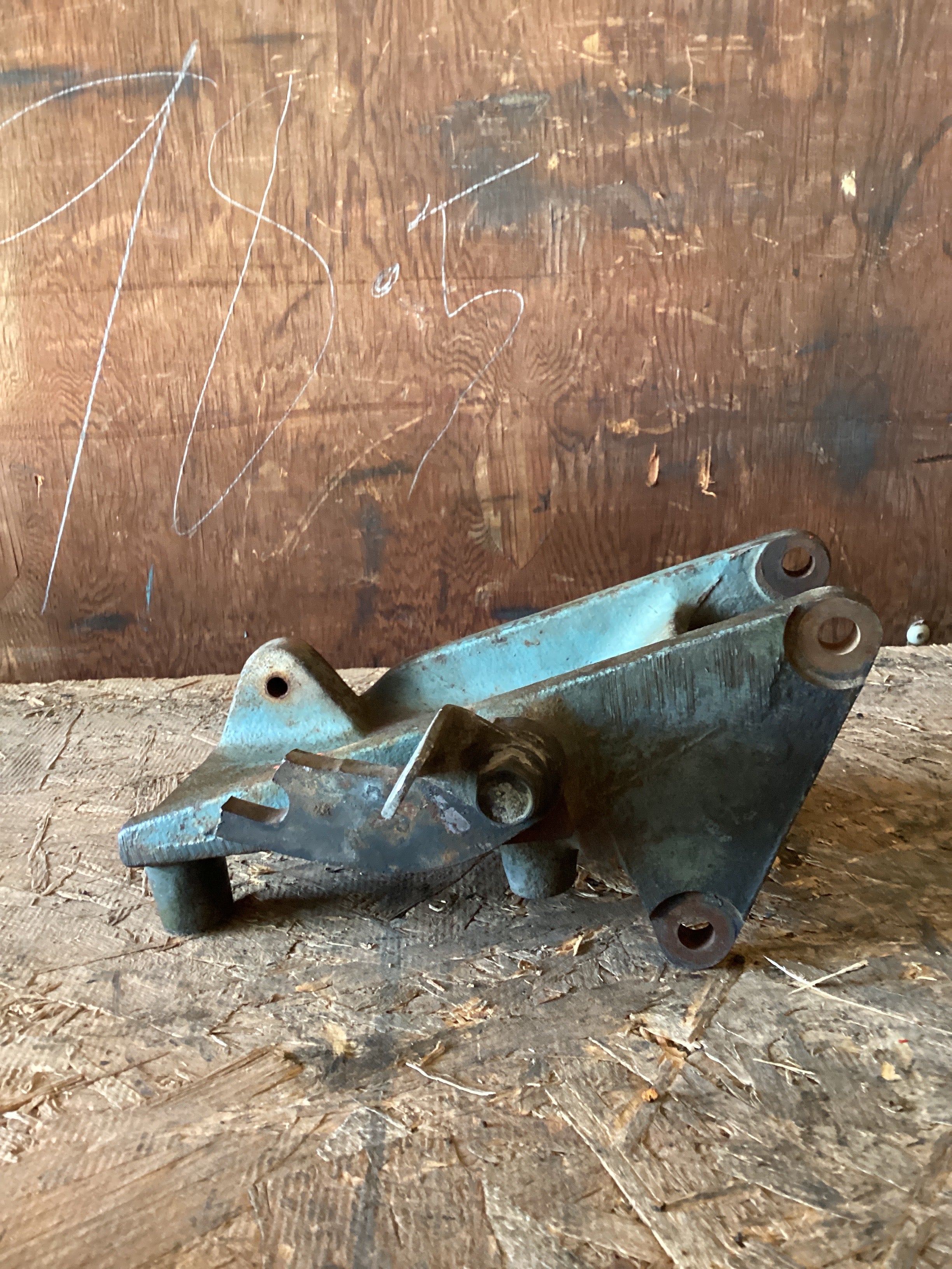 USED | ENGINE BRACKET DETROIT 12.7 | SKU1,095