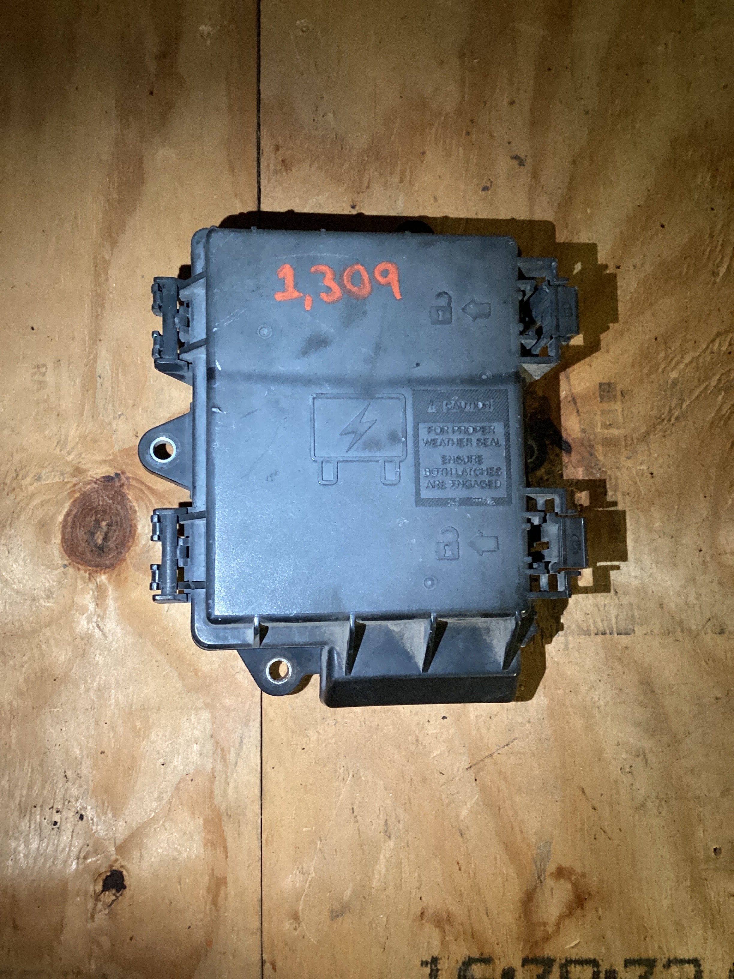 USED | POWER DISTRIBUTION FUSE BOX VOLVO VNL | SKU1,309