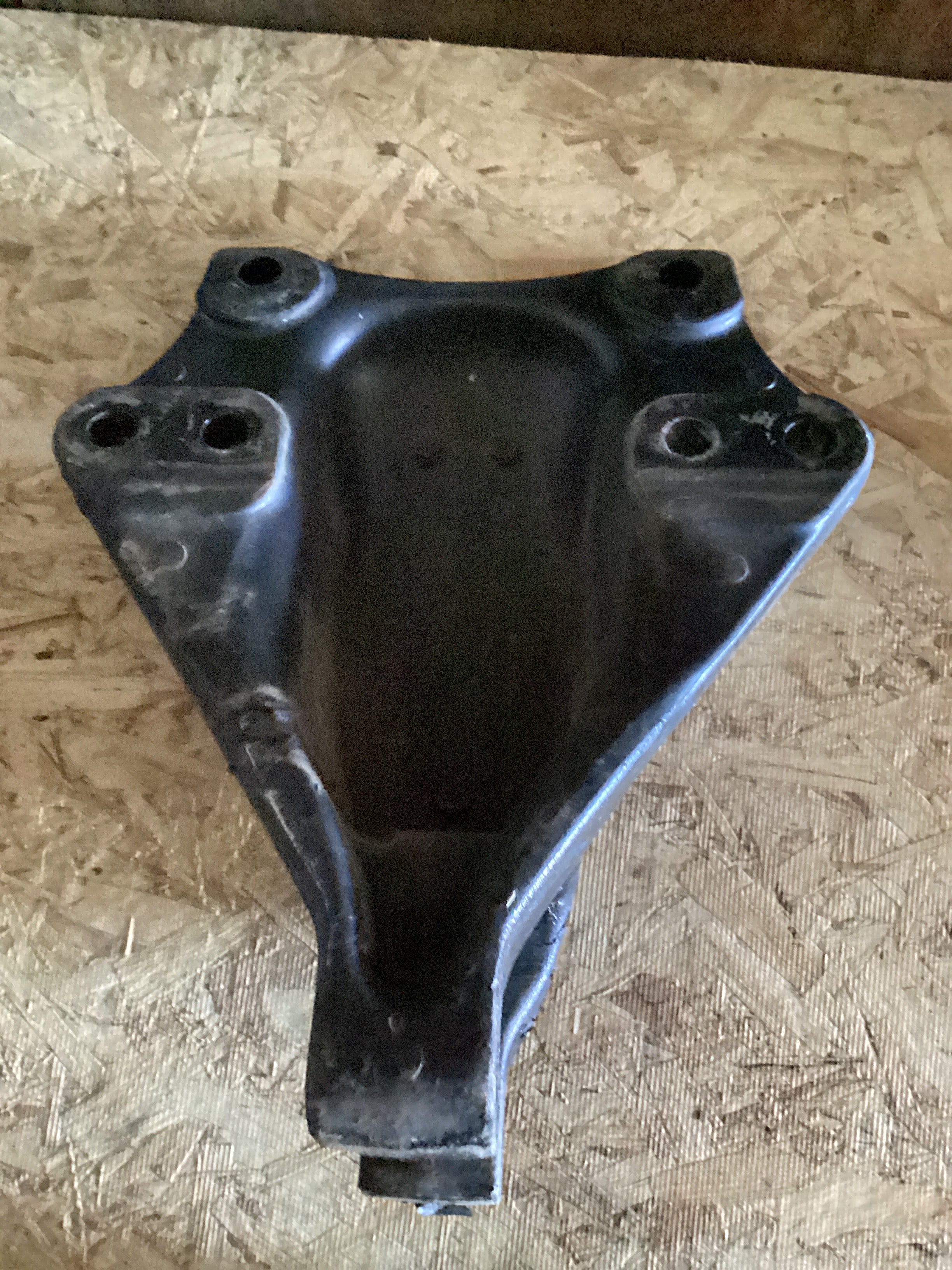 USED| LEAF SPRING HANGER CASCADIA | SKU778