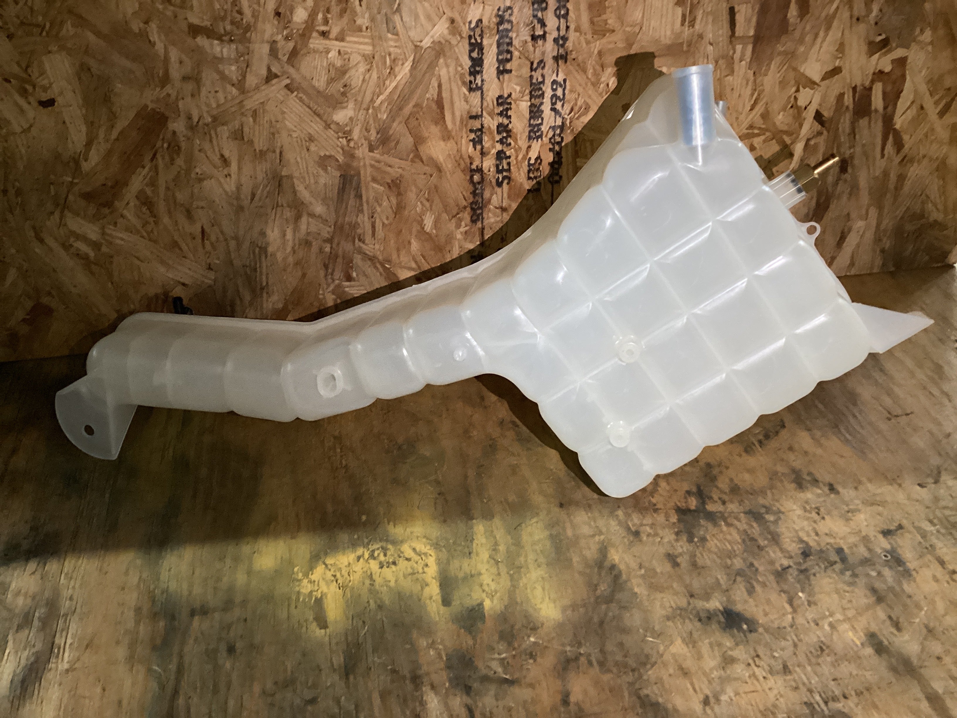 NEW | COOLANT RESERVOIR TANK FREIGHTLINER M2 2005 / 2011 | SKU1,394