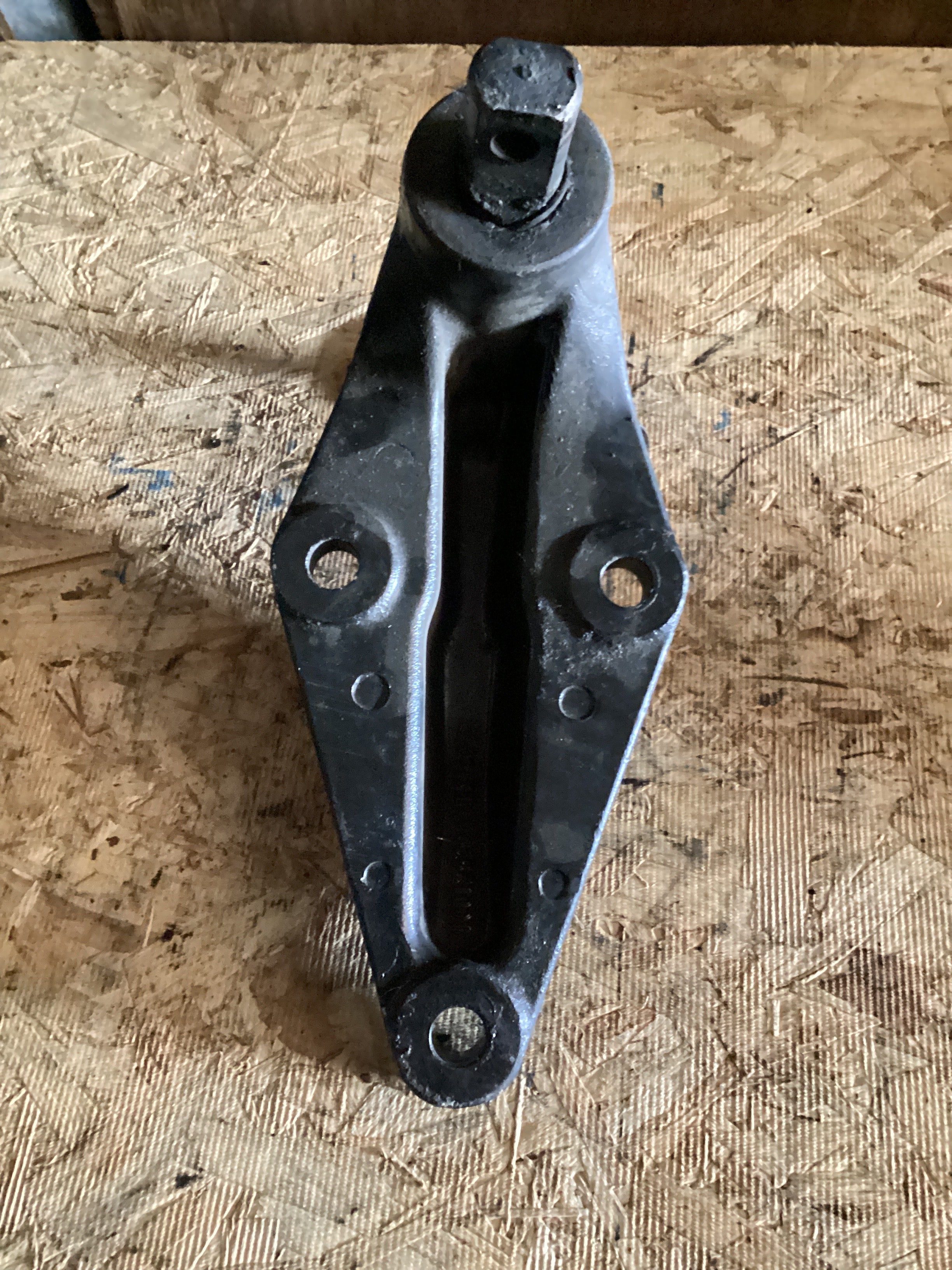 USED | FRONT LEAF SPRING HANGER KENWORTH & PETERBILT | SKU795