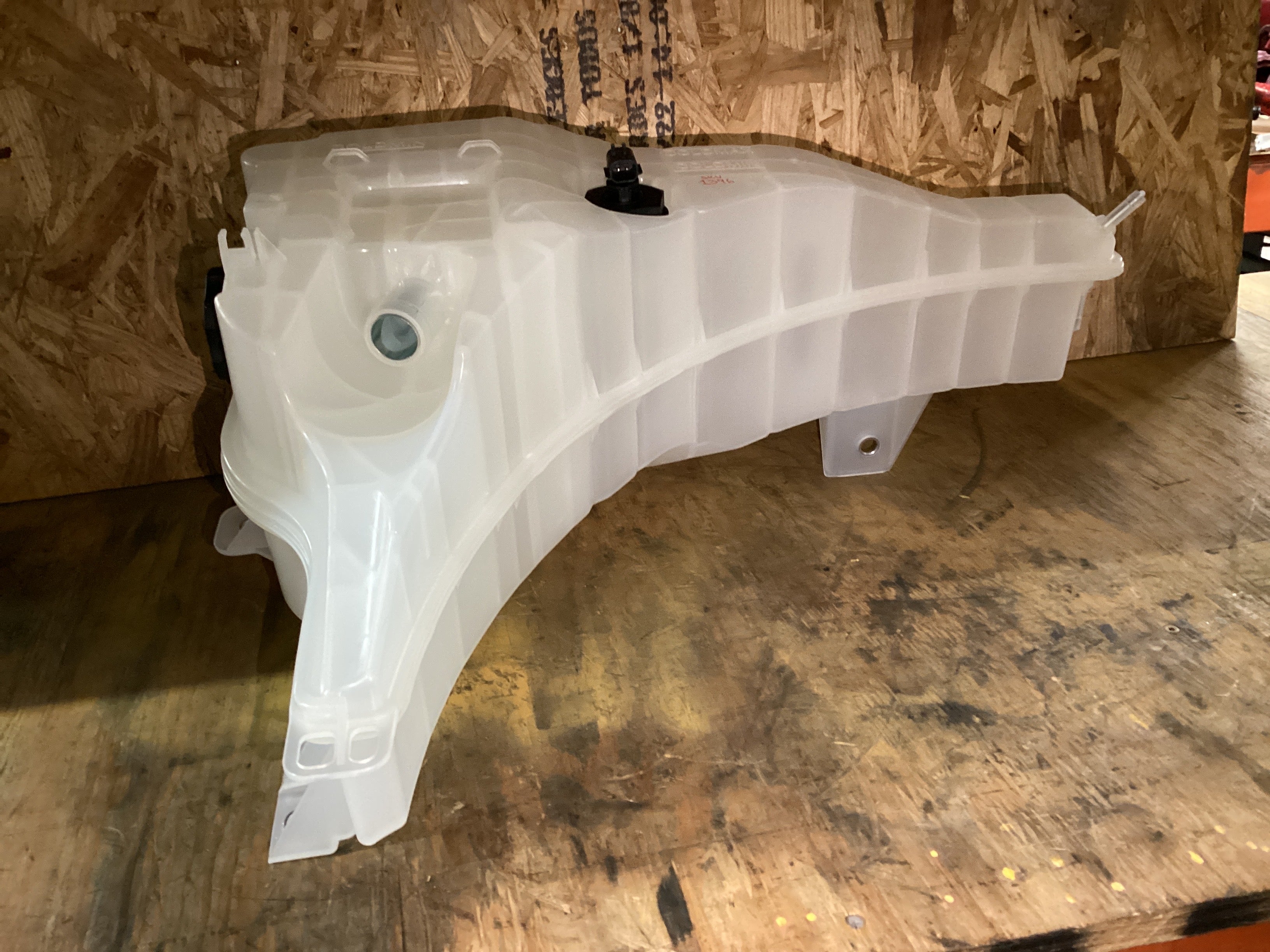 NEW | COOLANT RESERVOIR CASCADIA | SKU1,396