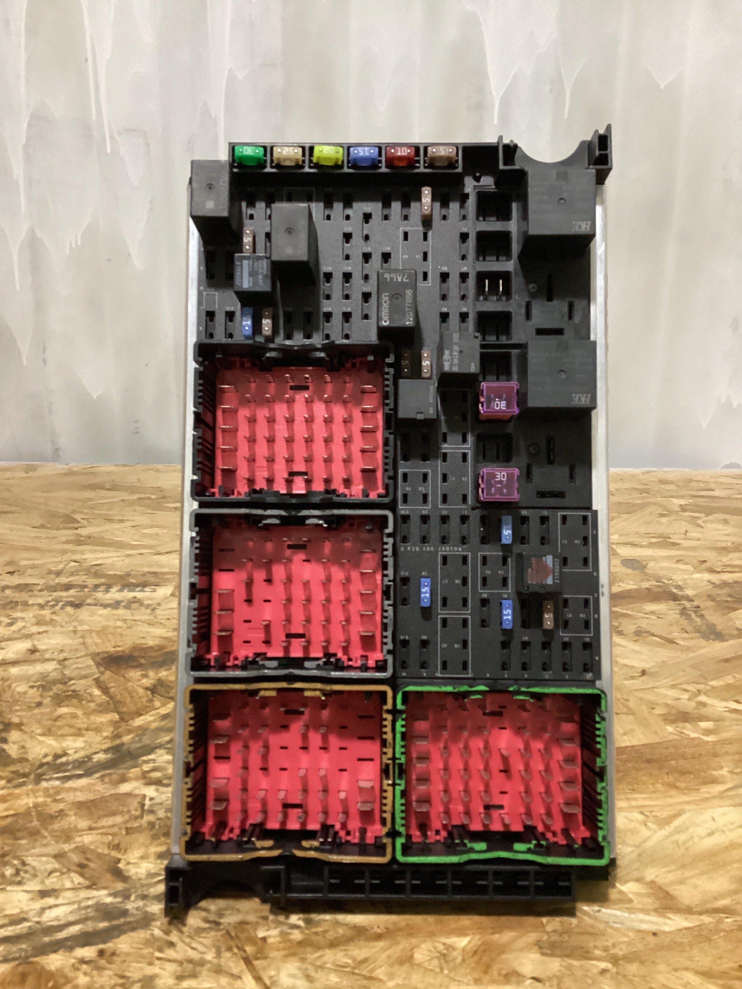 NEW | CAB POWER DISTRIBUTION CENTER FUSE BOX ASSY PACCAR KW | SKU800