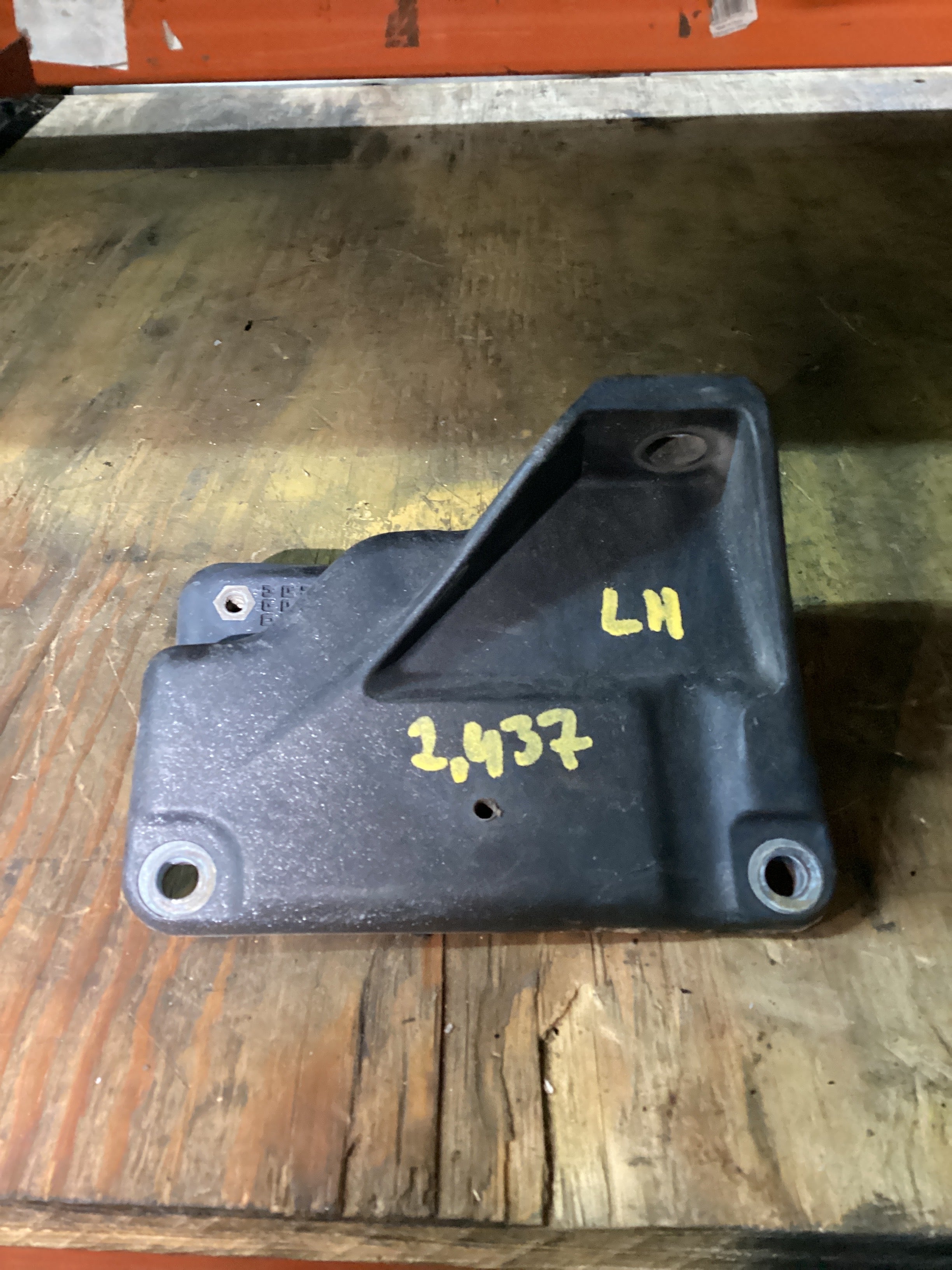 USED | SLEEPER CAB FAIRING DRY UPPER SUPPORT BRACKET LHS FREIGHTLINER CASCADIA | SKU1,437