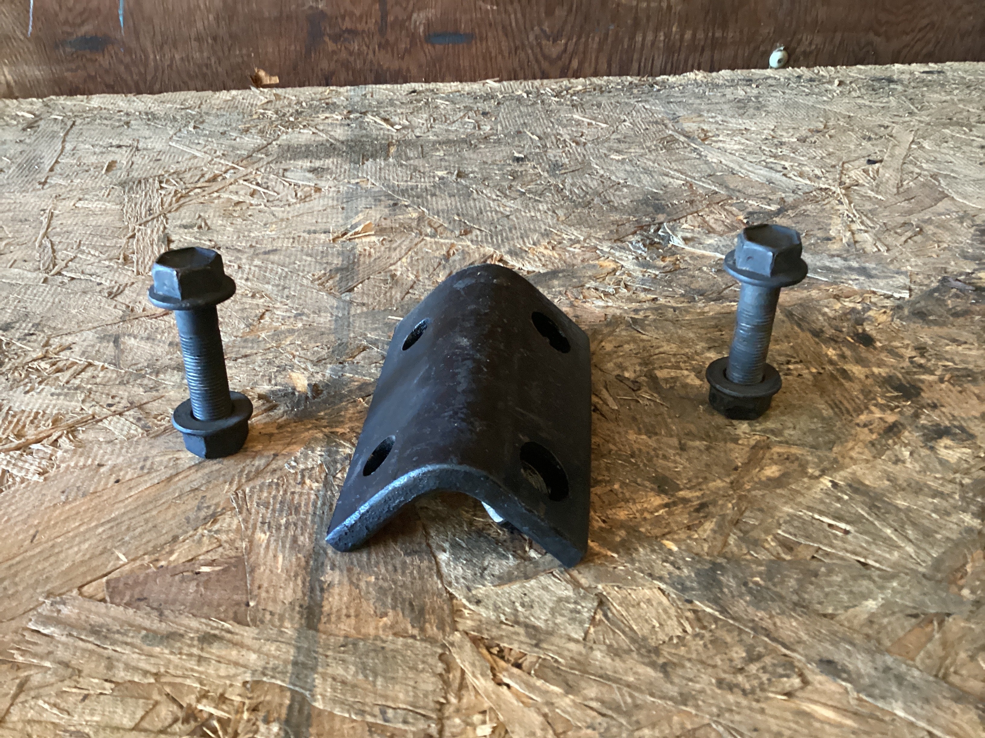 USED | FRONT BUMPER LHS BRACKET WITH BOLTS INTERNATIONAL | SKU1,064