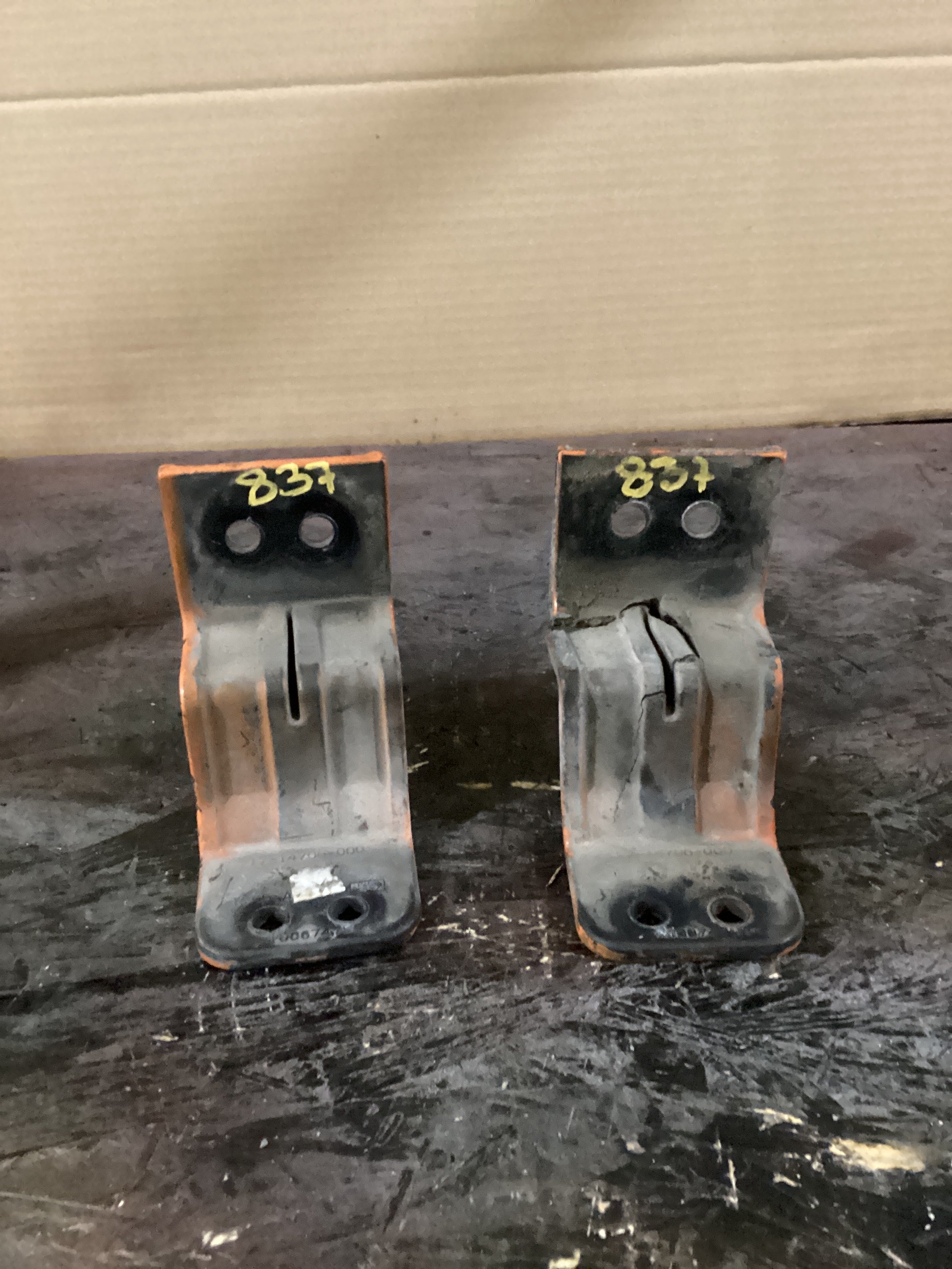 USED | HOOD REST BRACKET FREIGHTLINER COLUMBIA | SKU837