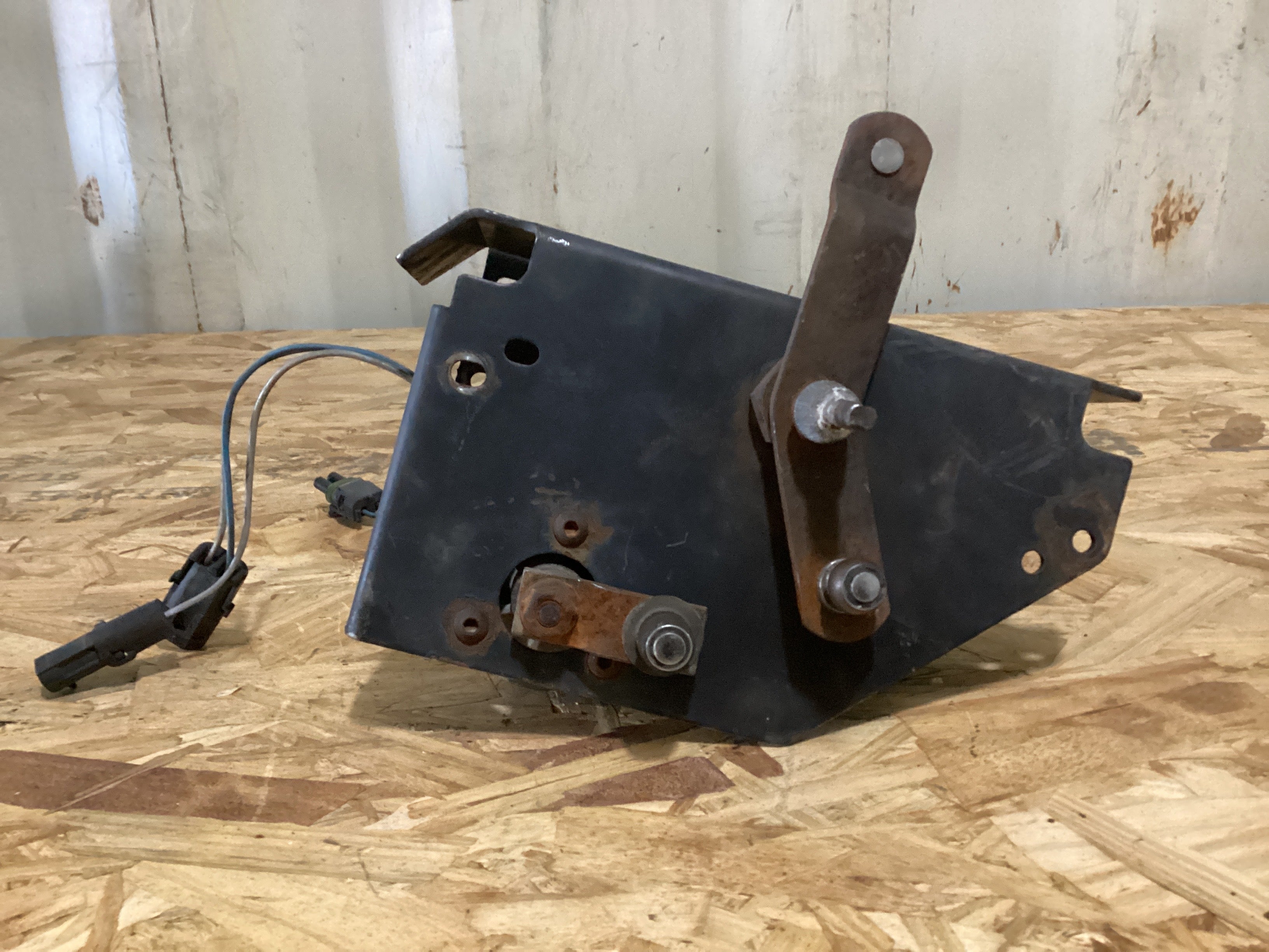 USED | WIPER MOTOR WITH BRACKET INTERNATIONAL NAVISTAR SKU687