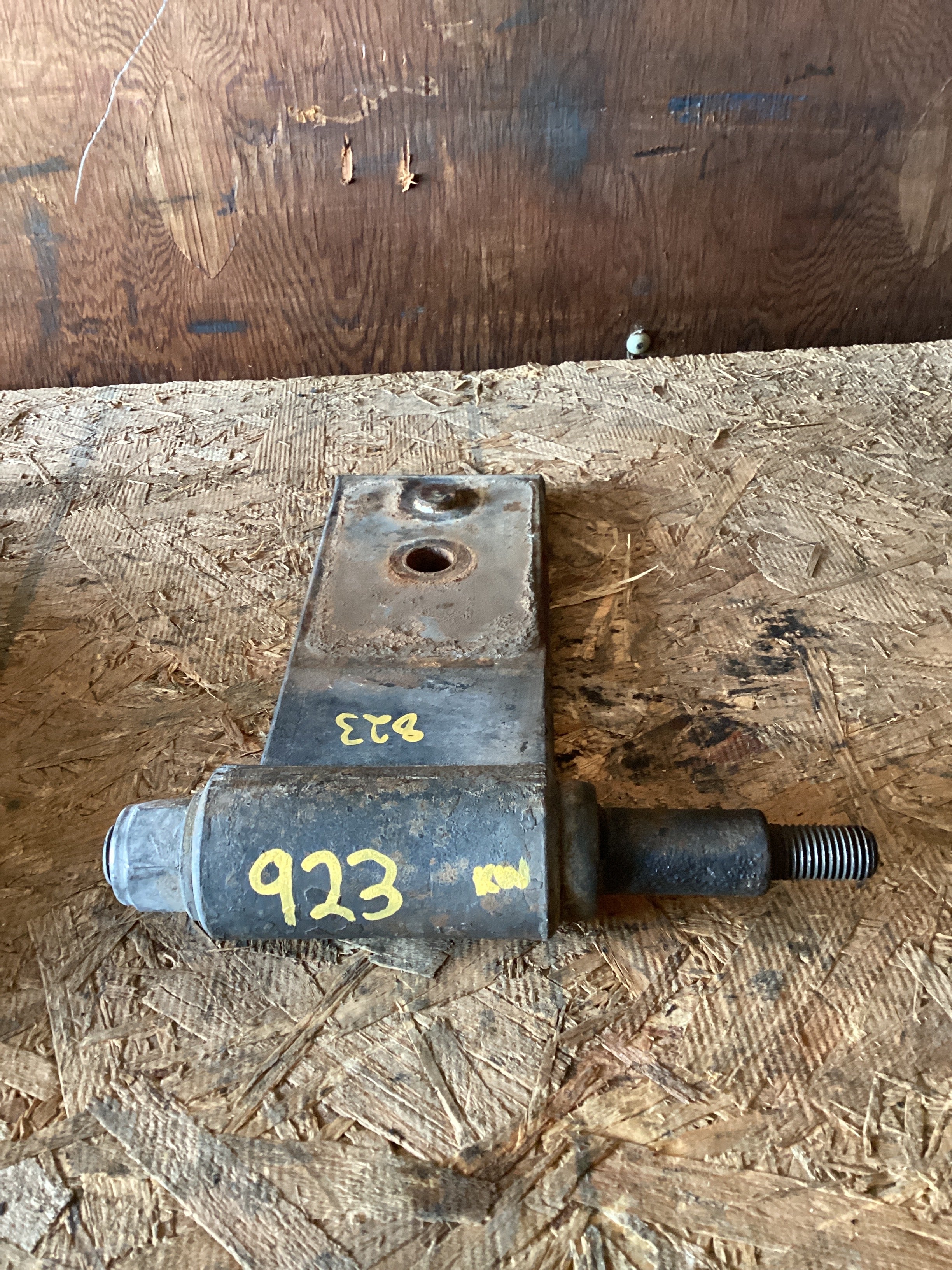 USED | FRONT SHOCK ABSORBER BRACKET KENWORTH | SKU923