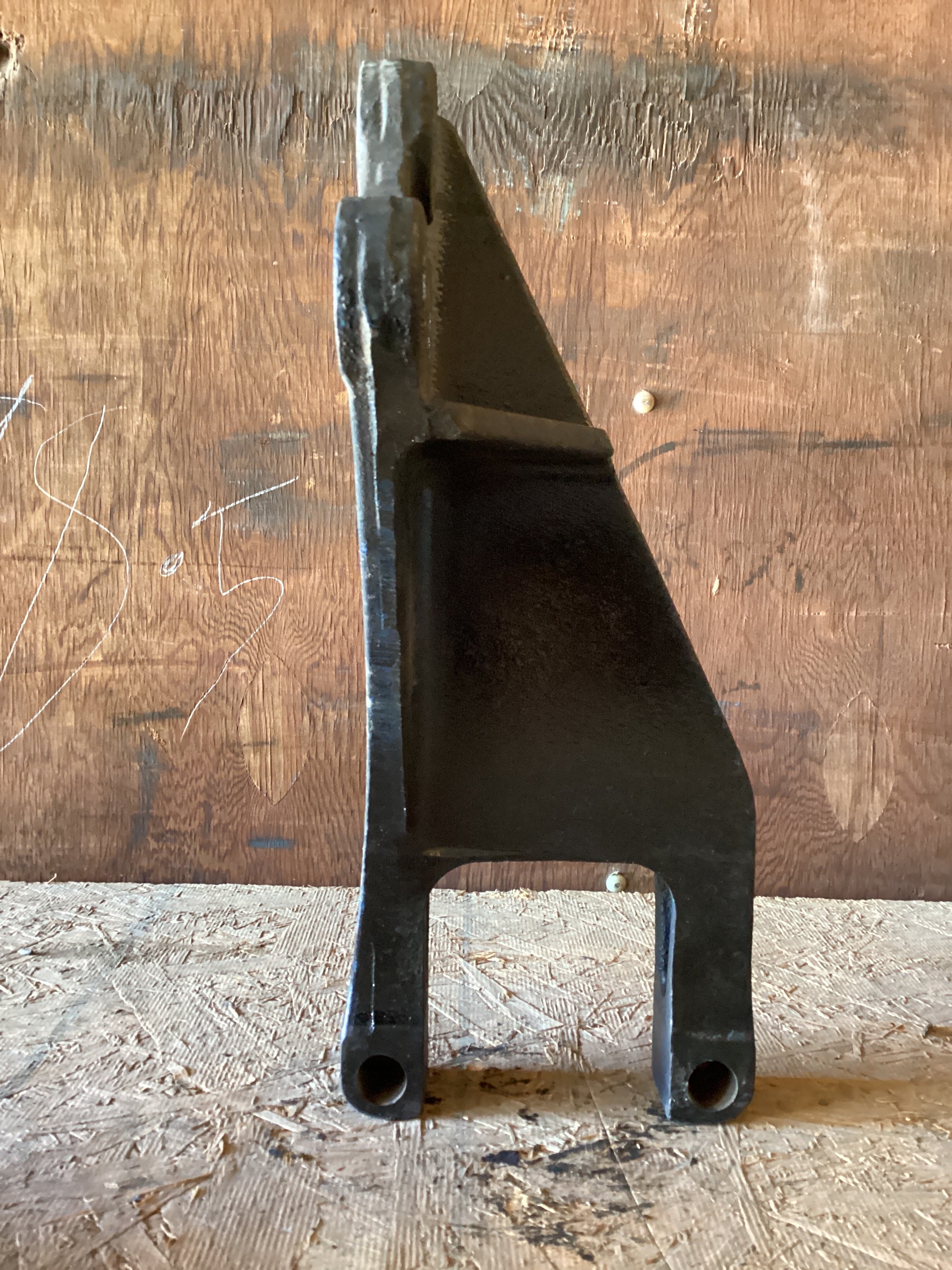 USED | REAR SUSPENSION SPRING HANGER LHS INTERNATIONAL | SKU892