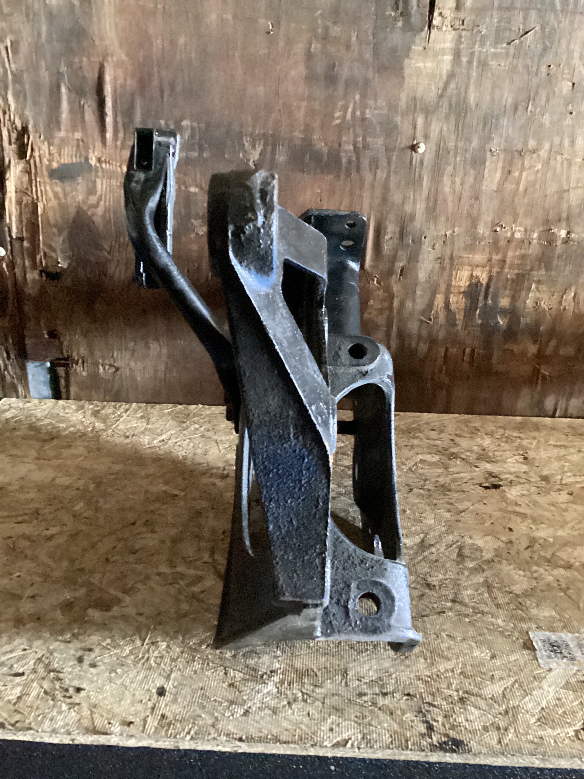 USED | FRONT SPRING HANGER FRAME LHS INTERNATIONAL | SKU882