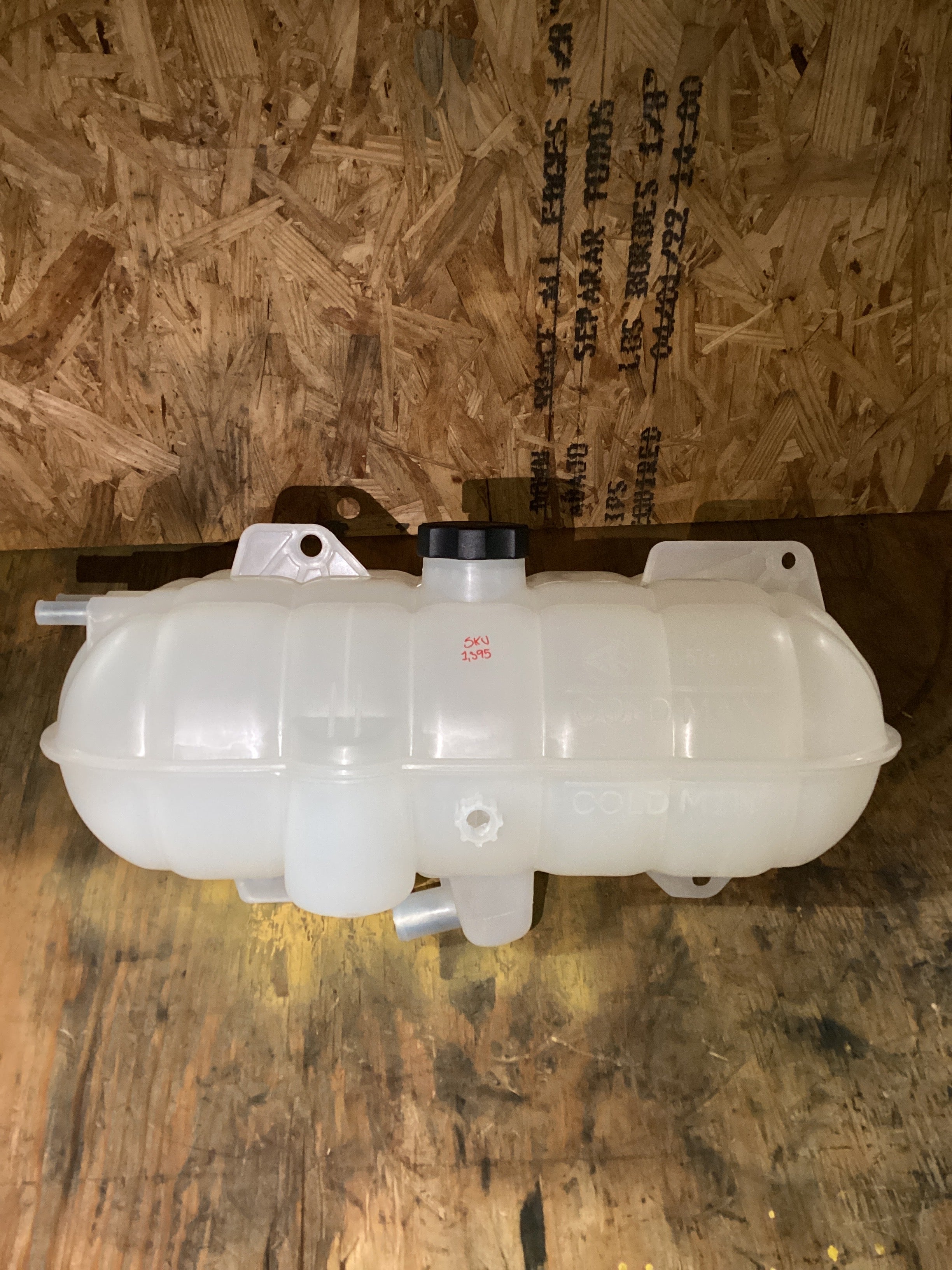 NEW | COOLANT RESERVOIR TANK FREIGHTLINER CENTURY / COLUMBIA | SKU1,395