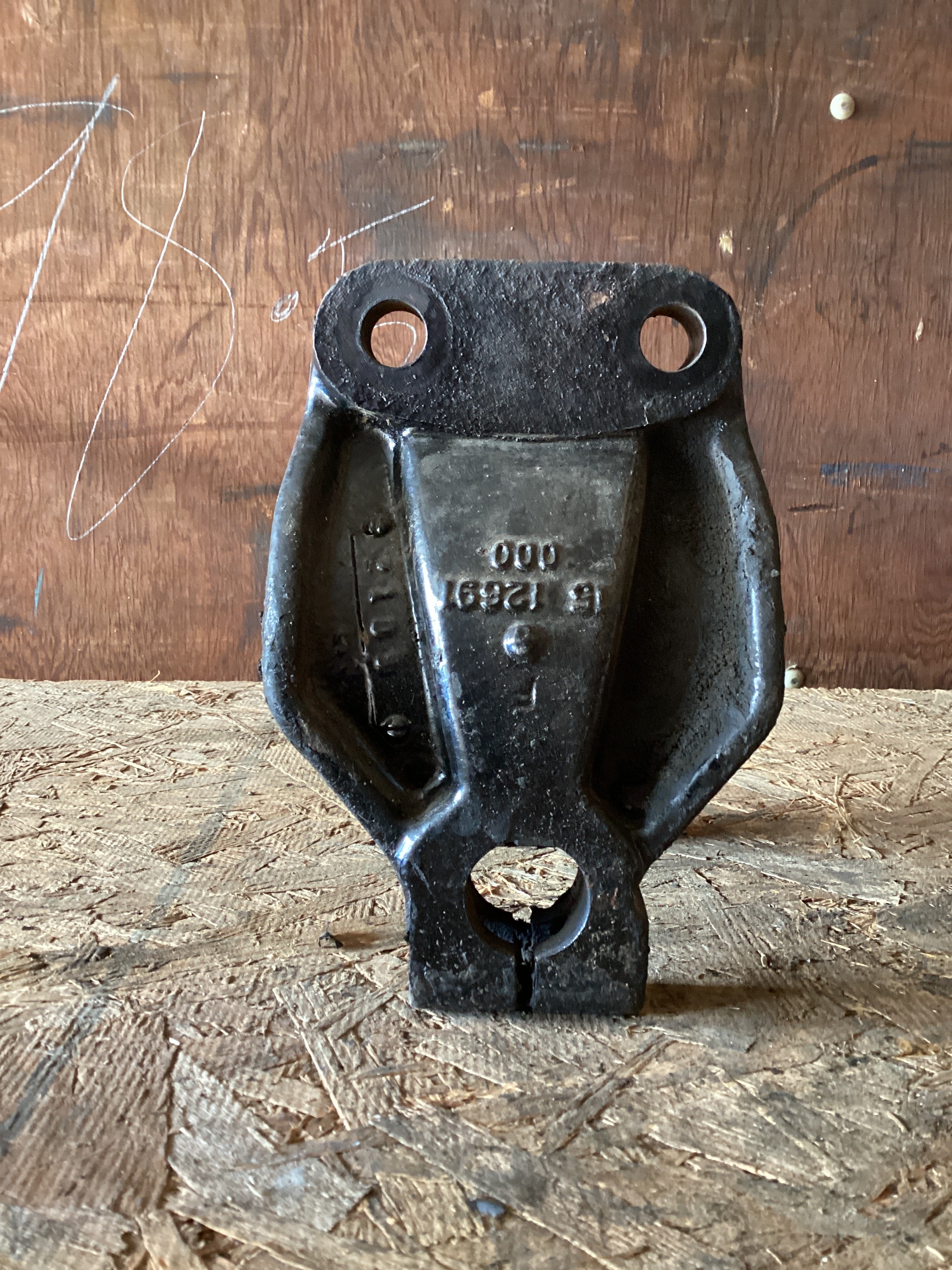 USED | FRONT LEAF SPRING HANGER FREIGHTLINER | SKU966