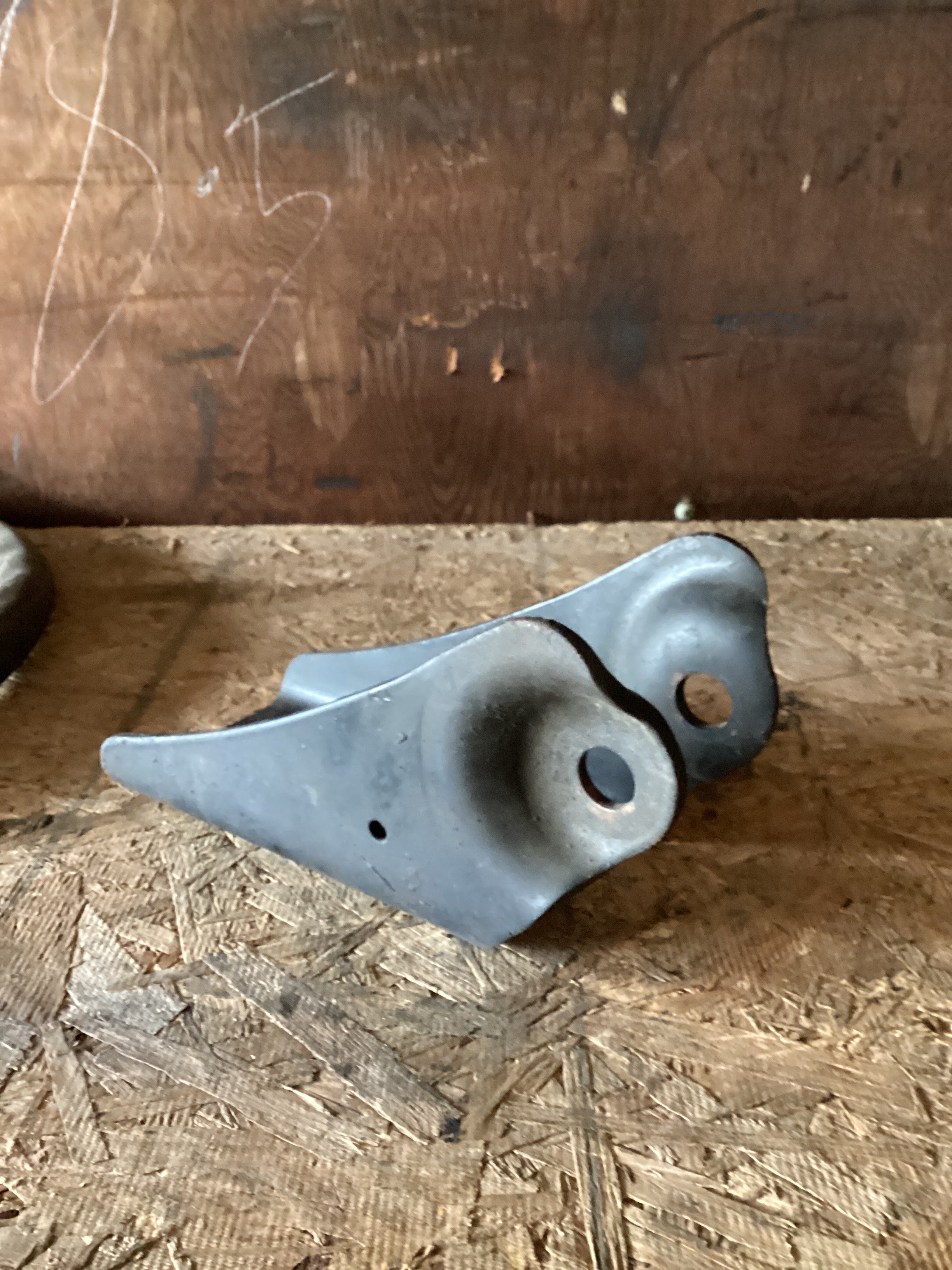 USED | FRONT UPPER SHOCK BRACKET | SKU945